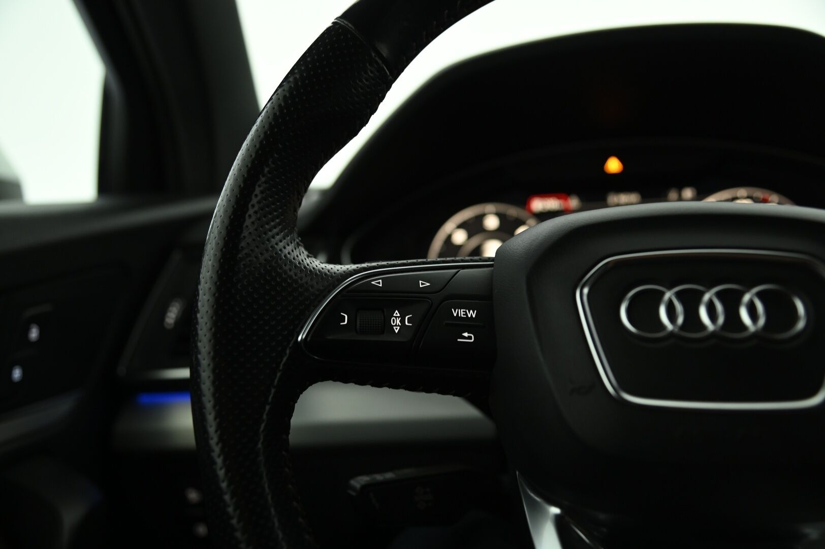 Audi Q5 2017 2,0 TDI 140 kW quattro S tronic S-Line *Webasto / Digimittaristo / Ilma-alusta / Led / Koukku / Ambient-valot* - Upea Audi Hirmuvarusteilla! / Tarkka huoltohistoria, jakohihna vaihdettu!