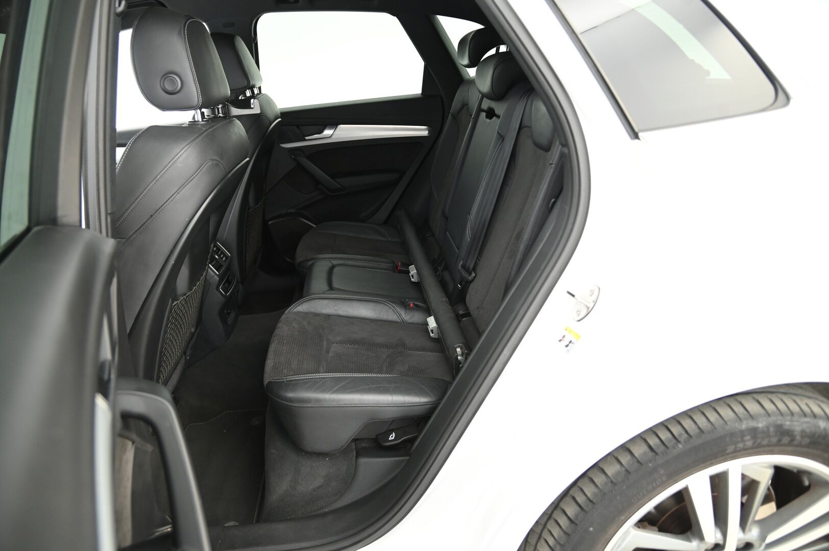 Audi Q5 2017 2,0 TDI 140 kW quattro S tronic S-Line *Webasto / Digimittaristo / Ilma-alusta / Led / Koukku / Ambient-valot* - Upea Audi Hirmuvarusteilla! / Tarkka huoltohistoria, jakohihna vaihdettu!