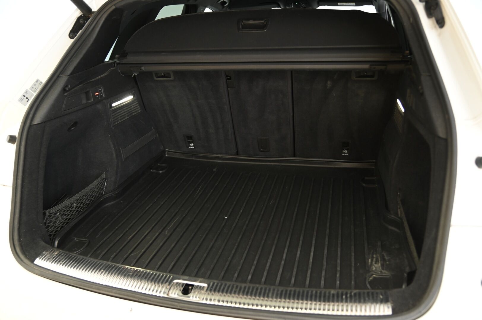 Audi Q5 2017 2,0 TDI 140 kW quattro S tronic S-Line *Webasto / Digimittaristo / Ilma-alusta / Led / Koukku / Ambient-valot* - Upea Audi Hirmuvarusteilla! / Tarkka huoltohistoria, jakohihna vaihdettu!