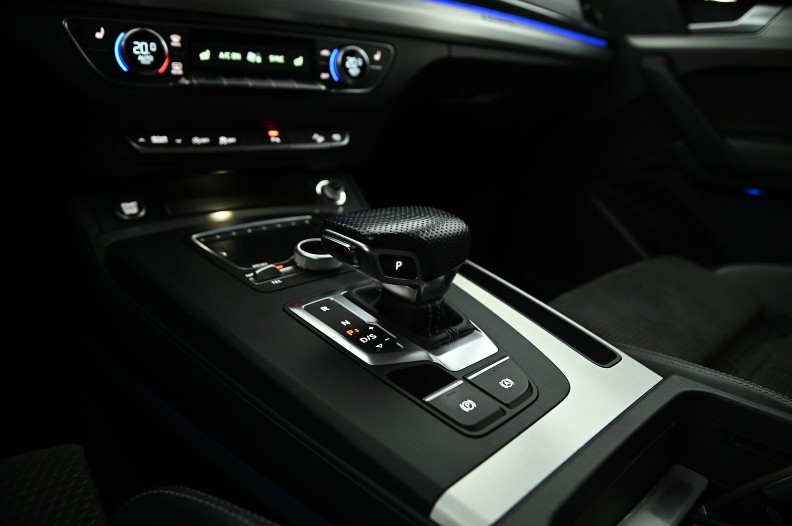 Audi Q5 2017 2,0 TDI 140 kW quattro S tronic S-Line *Webasto / Digimittaristo / Ilma-alusta / Led / Koukku / Ambient-valot* - Upea Audi Hirmuvarusteilla! / Tarkka huoltohistoria, jakohihna vaihdettu!