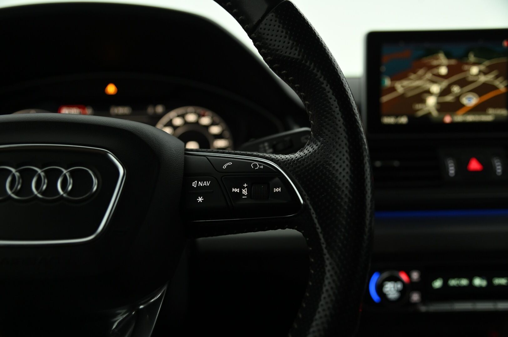 Audi Q5 2017 2,0 TDI 140 kW quattro S tronic S-Line *Webasto / Digimittaristo / Ilma-alusta / Led / Koukku / Ambient-valot* - Upea Audi Hirmuvarusteilla! / Tarkka huoltohistoria, jakohihna vaihdettu!