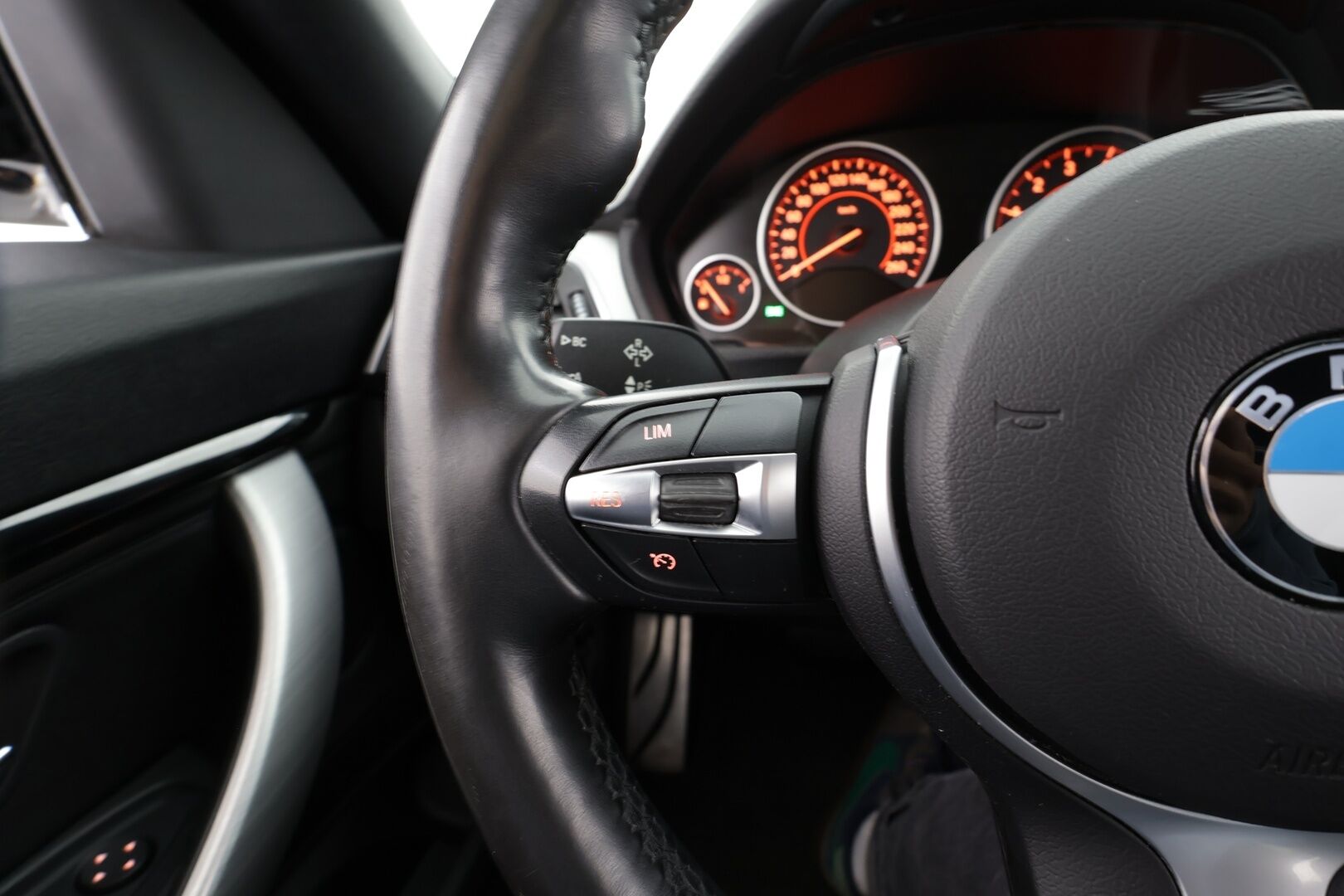 BMW 320 Gran Turismo 2017 F34 Gran Turismo 320i A xDrive Business Exclusive Edition M Sport * LED / P.tutkat / Sportpenkki Muistilla / Navi * - HUD / Vakkari / Bluetooth / Suomi-auto / Kahdet renkaat - HULLU BLACKWEEK KORKOTARJOUS 2,49%