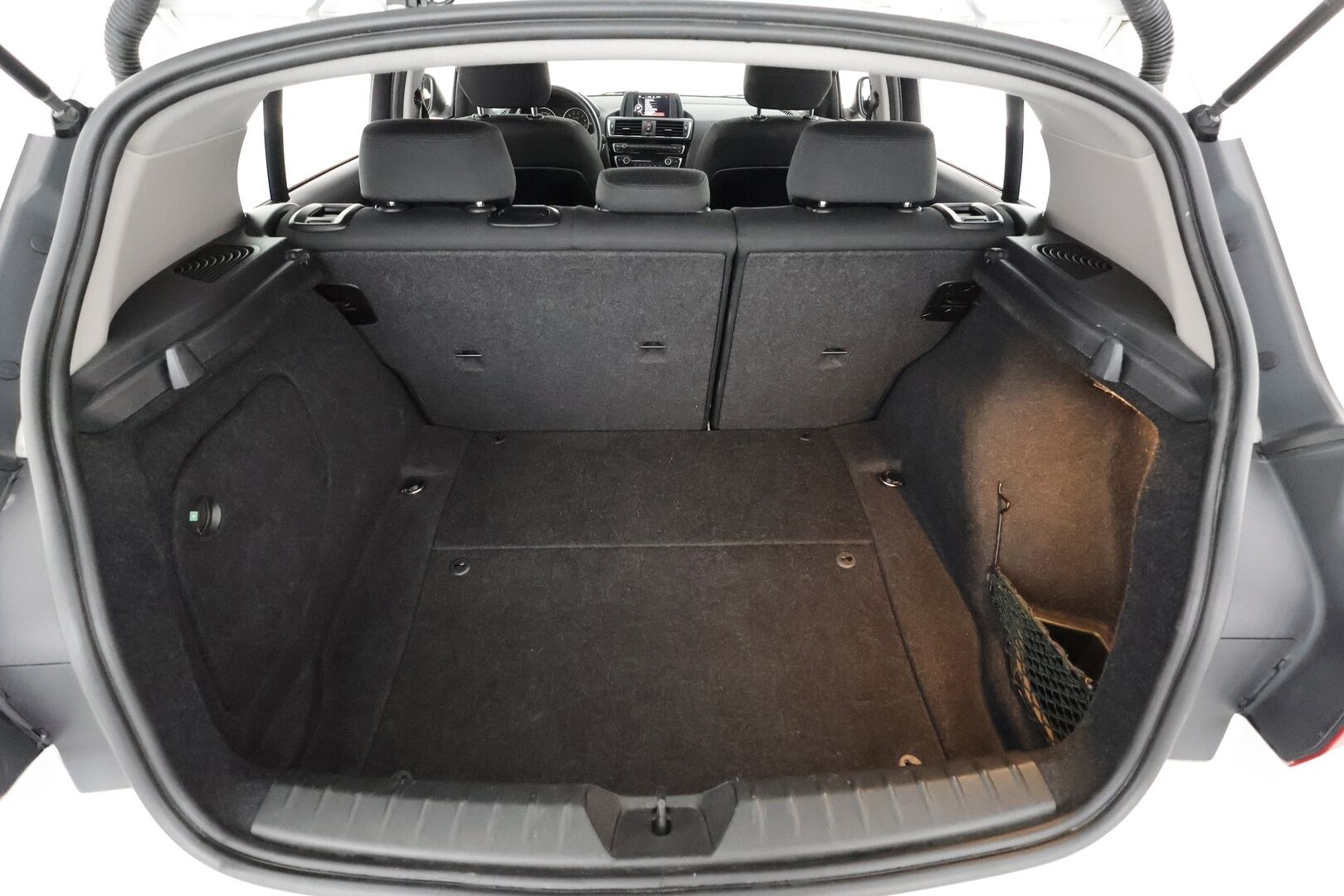 BMW 118 2017 F20 Hatchback 118i A Business * Suomi-auto / Vakkari / P.tutka / LED / Lohkolämmitin * - Kahdet renkaat aluvanteilla