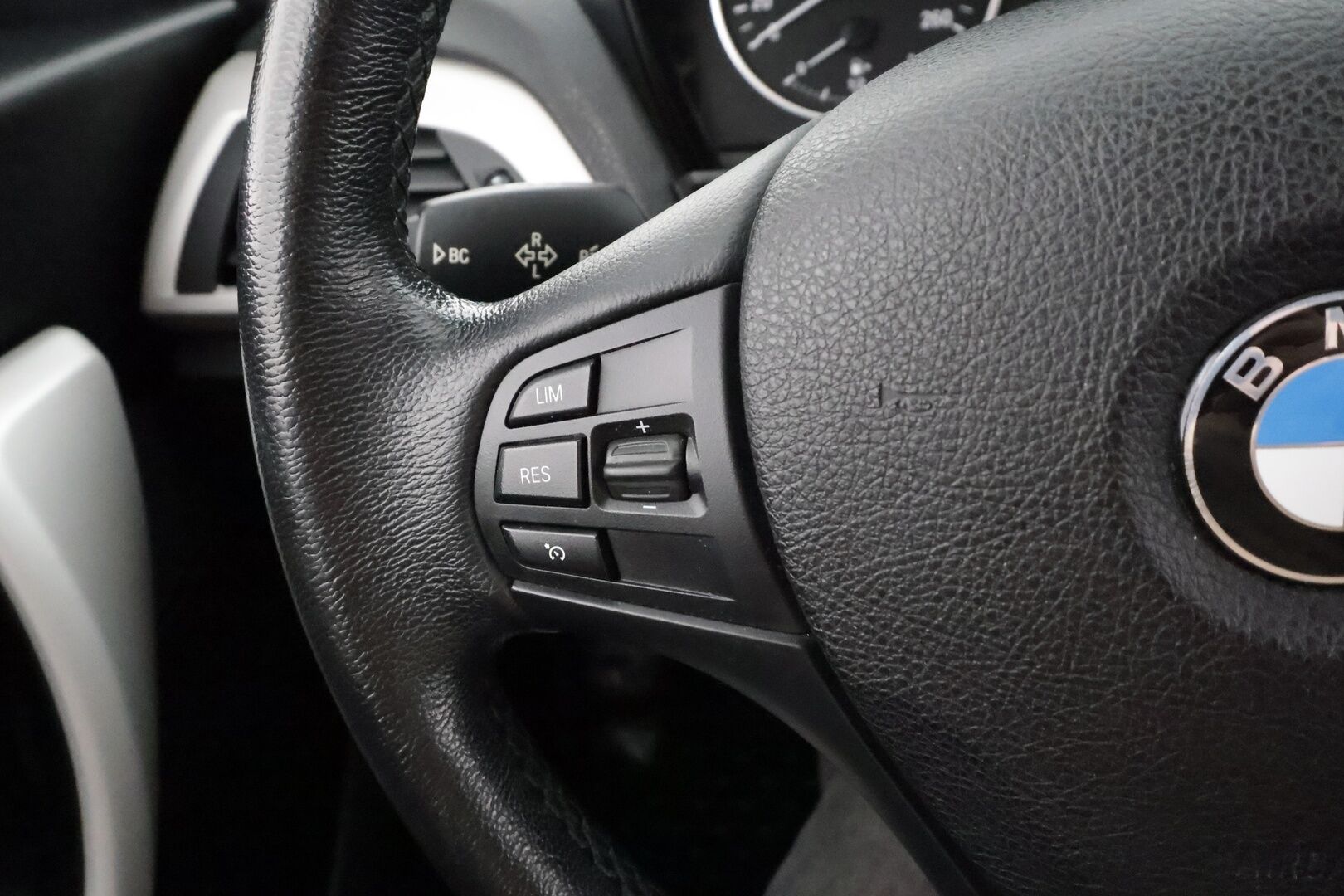 BMW 118 2017 F20 Hatchback 118i A Business * Suomi-auto / Vakkari / P.tutka / LED / Lohkolämmitin * - Kahdet renkaat aluvanteilla