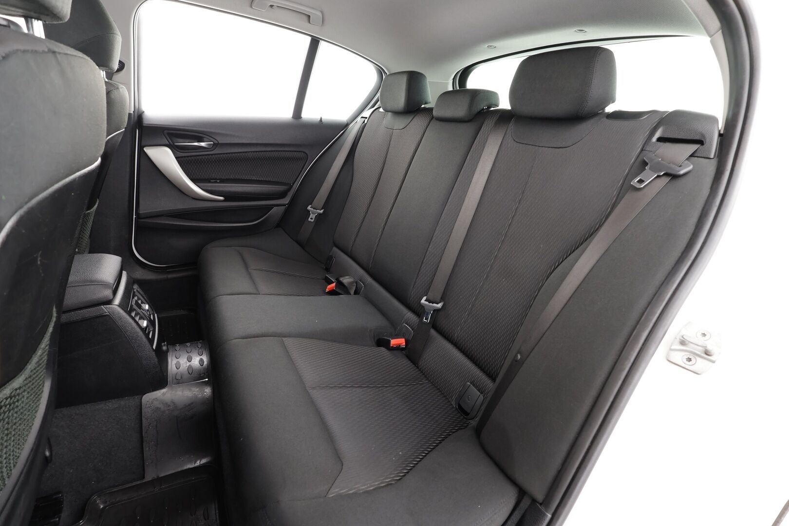 BMW 118 2017 F20 Hatchback 118i A Business * Suomi-auto / Vakkari / P.tutka / LED / Lohkolämmitin * - Kahdet renkaat aluvanteilla - Osta nyt, maksa vasta ensi vuonna