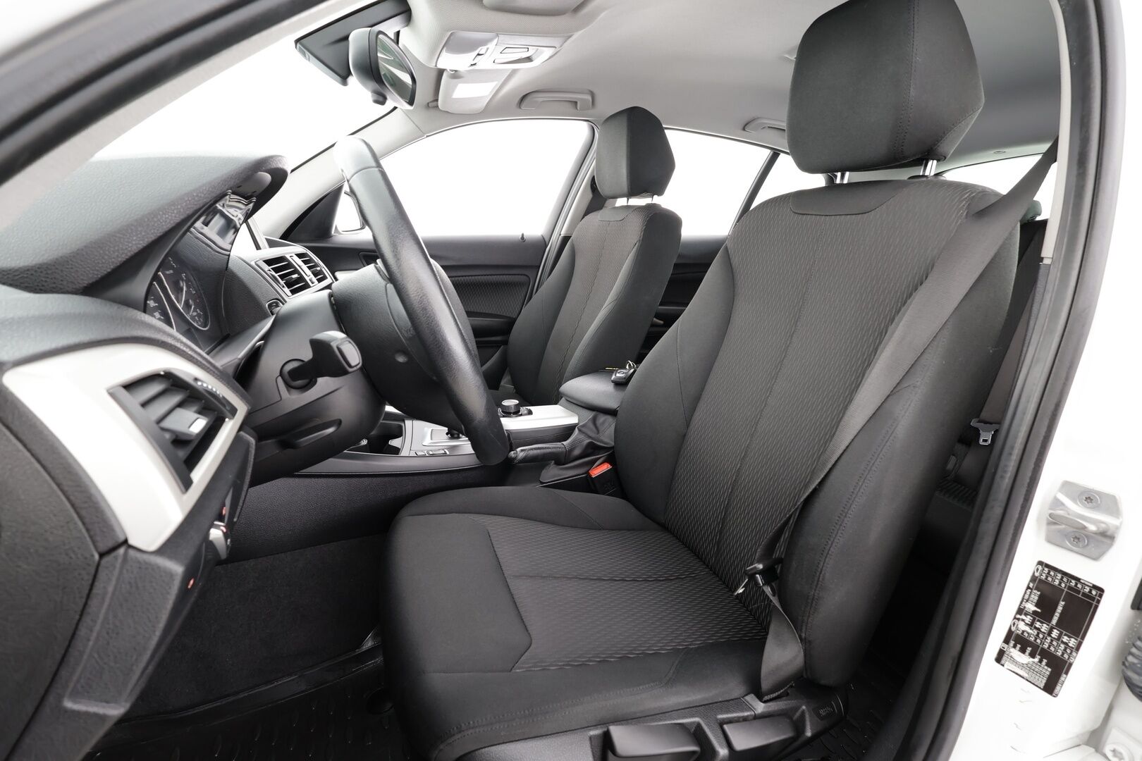 BMW 118 2017 F20 Hatchback 118i A Business * Suomi-auto / Vakkari / P.tutka / LED / Lohkolämmitin * - Kahdet renkaat aluvanteilla