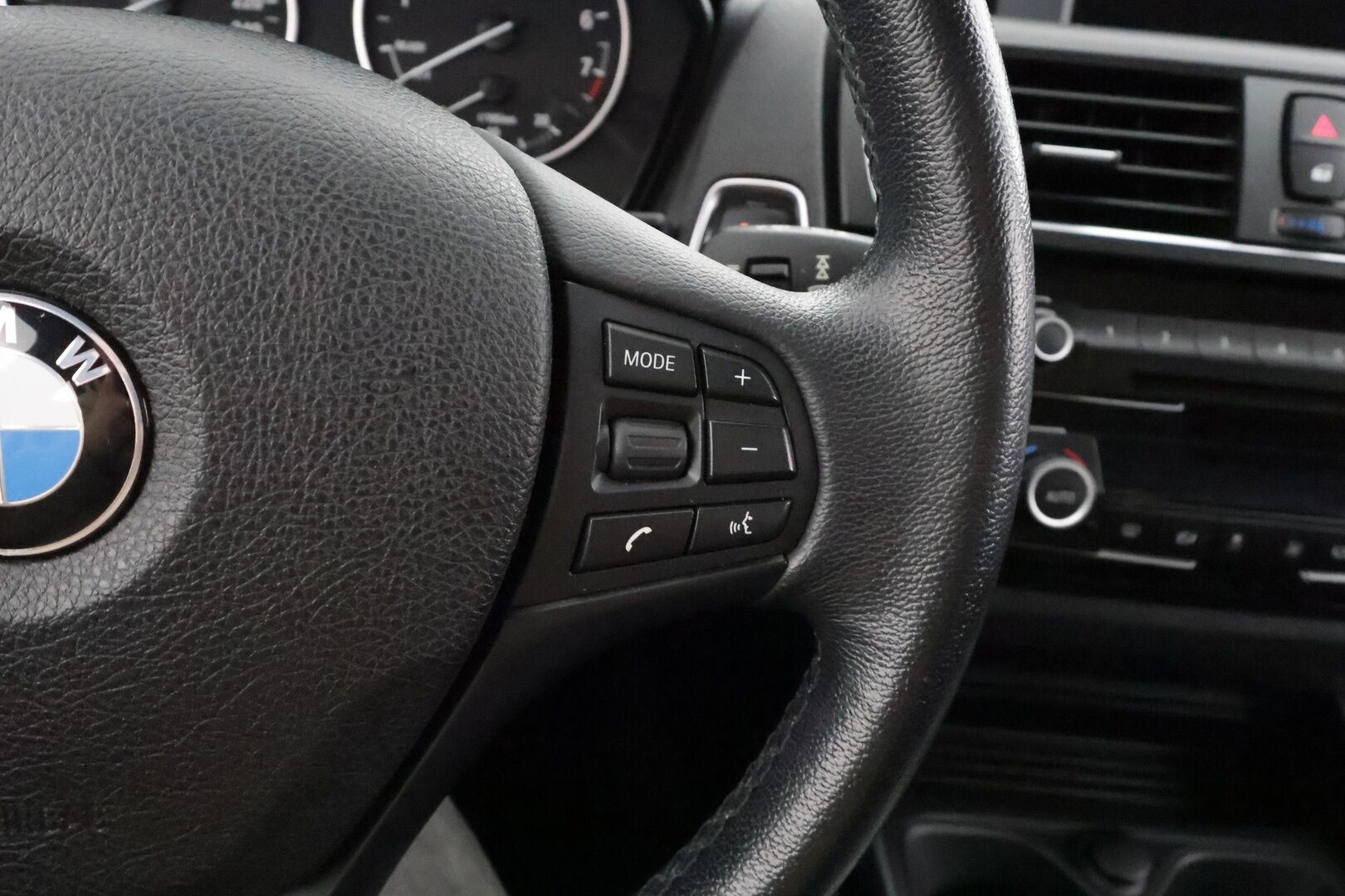 BMW 118 2017 F20 Hatchback 118i A Business * Suomi-auto / Vakkari / P.tutka / LED / Lohkolämmitin * - Kahdet renkaat aluvanteilla