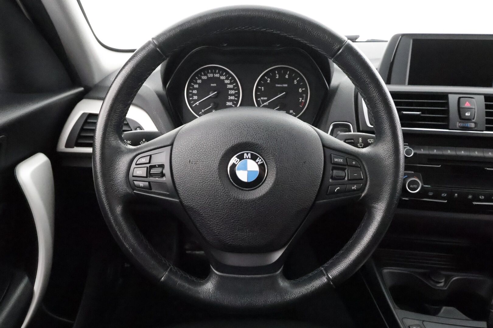 BMW 118 2017 F20 Hatchback 118i A Business * Suomi-auto / Vakkari / P.tutka / LED / Lohkolämmitin * - Kahdet renkaat aluvanteilla - Osta nyt, maksa vasta ensi vuonna