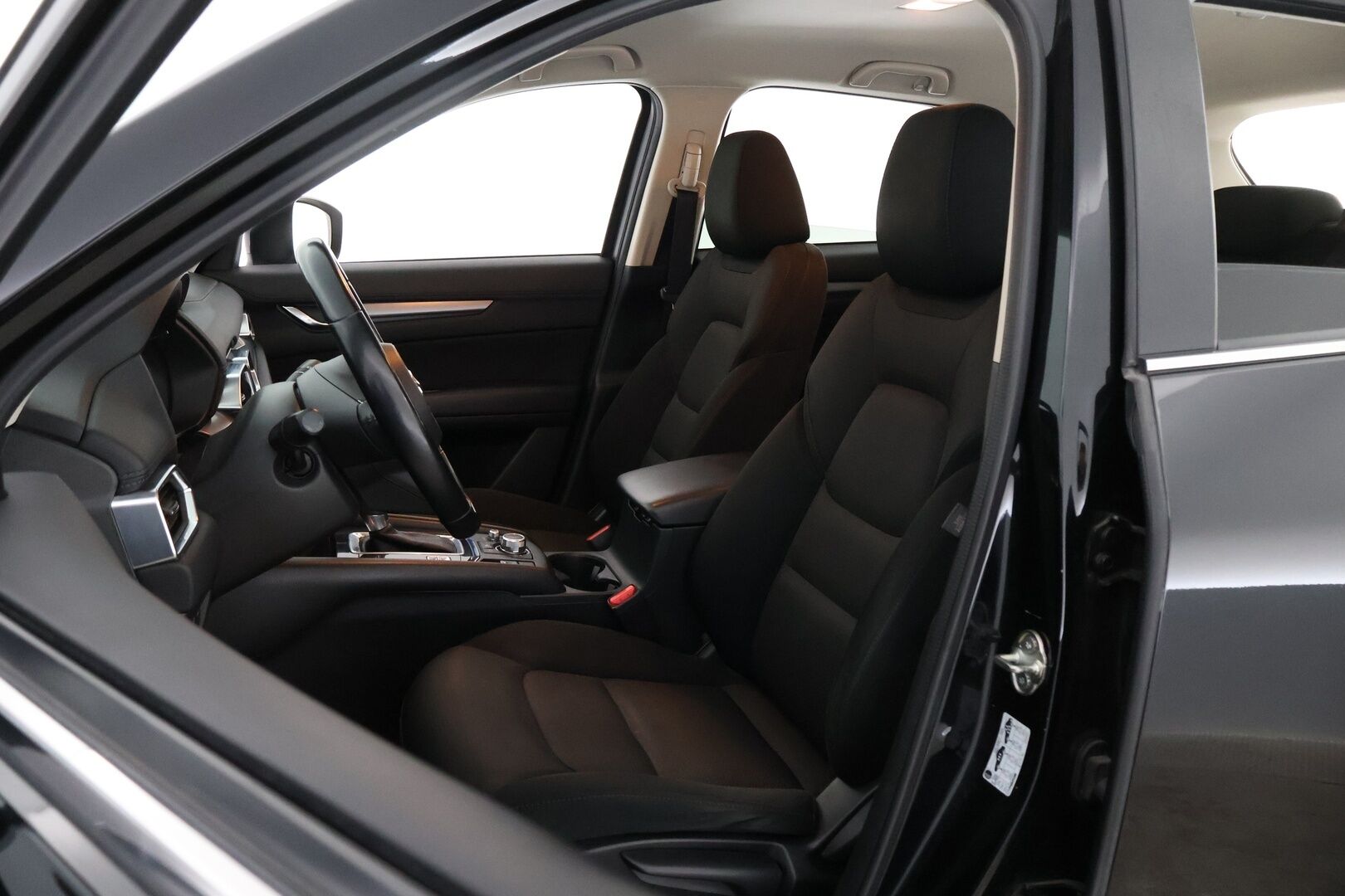 Mazda CX-5 2018 2,0 SKYACTIV-G AWD Premium Plus Business 6AT 5ov QN1Y - HUD / P.Kamera / Lohko&Sisä / Vetokoukku / Vakkari / BLIS / Ratinlämmitin / Suomiauto