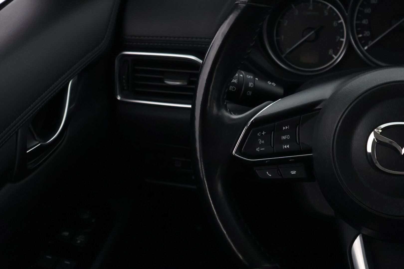 Mazda CX-5 2018 2,0 SKYACTIV-G AWD Premium Plus Business 6AT 5ov QN1Y - HUD / P.Kamera / Lohko&Sisä / Vetokoukku / Vakkari / BLIS / Ratinlämmitin / Suomiauto
