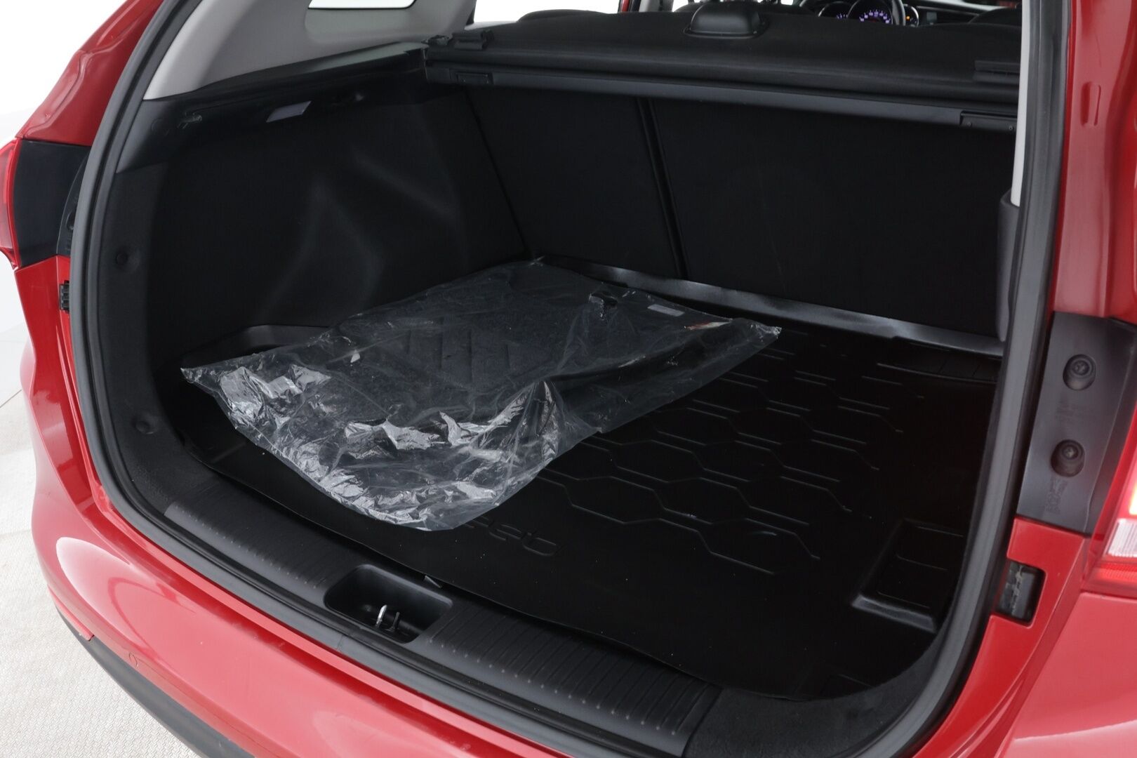 Kia cee'd 2017 1,6 EX SW DCT A/T / Vakkari / P-kamera / Lohko+sisälämmitin / Apple&Android / Koukku / Ratinlämmitin / Navi - Suomi-auto / Merkkihuollettu / 2x Aluvanteet / Uudenveroiset nastat, sekä kesärenkaat!