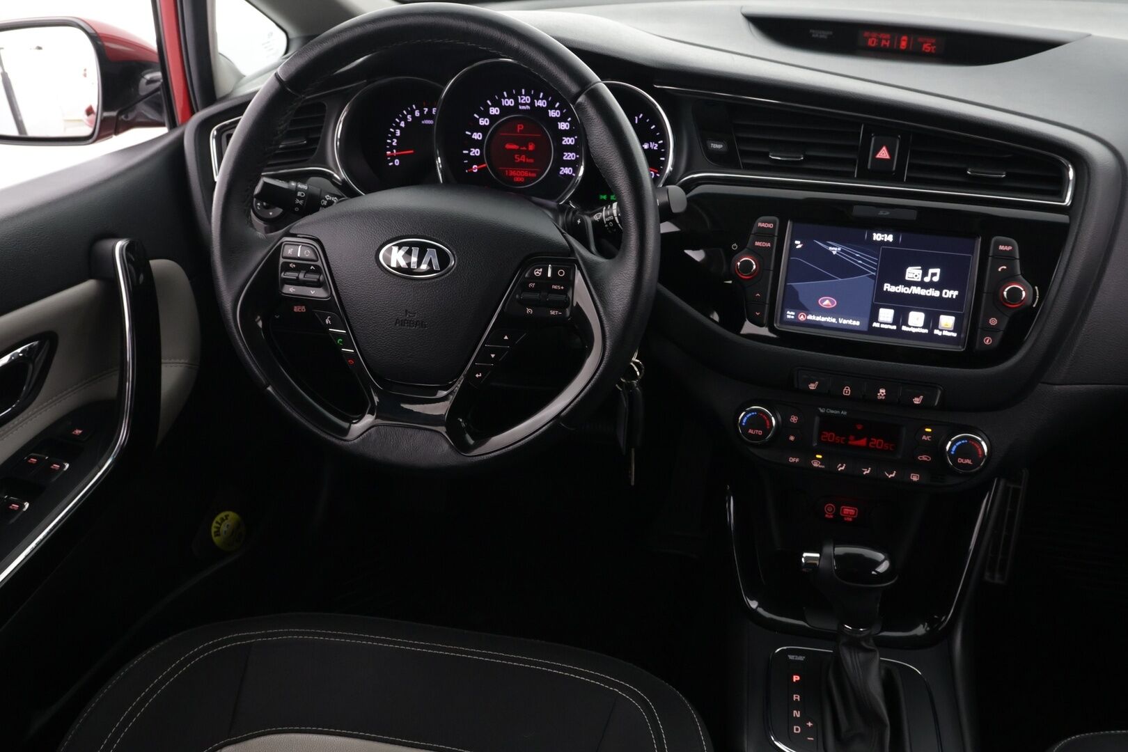 Kia cee'd 2017 1,6 EX SW DCT A/T / Vakkari / P-kamera / Lohko+sisälämmitin / Apple&Android / Koukku / Ratinlämmitin / Navi - Suomi-auto / Merkkihuollettu / 2x Aluvanteet / Uudenveroiset nastat, sekä kesärenkaat!