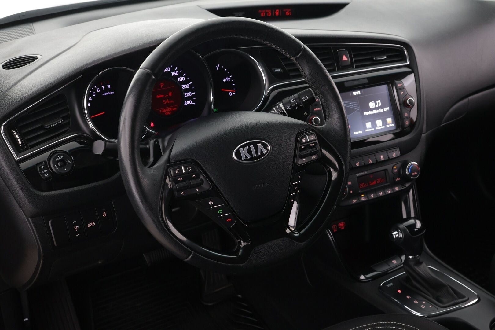 Kia cee'd 2017 1,6 EX SW DCT A/T / Vakkari / P-kamera / Lohko+sisälämmitin / Apple&Android / Koukku / Ratinlämmitin / Navi - Suomi-auto / Merkkihuollettu / 2x Aluvanteet / Uudenveroiset nastat, sekä kesärenkaat!