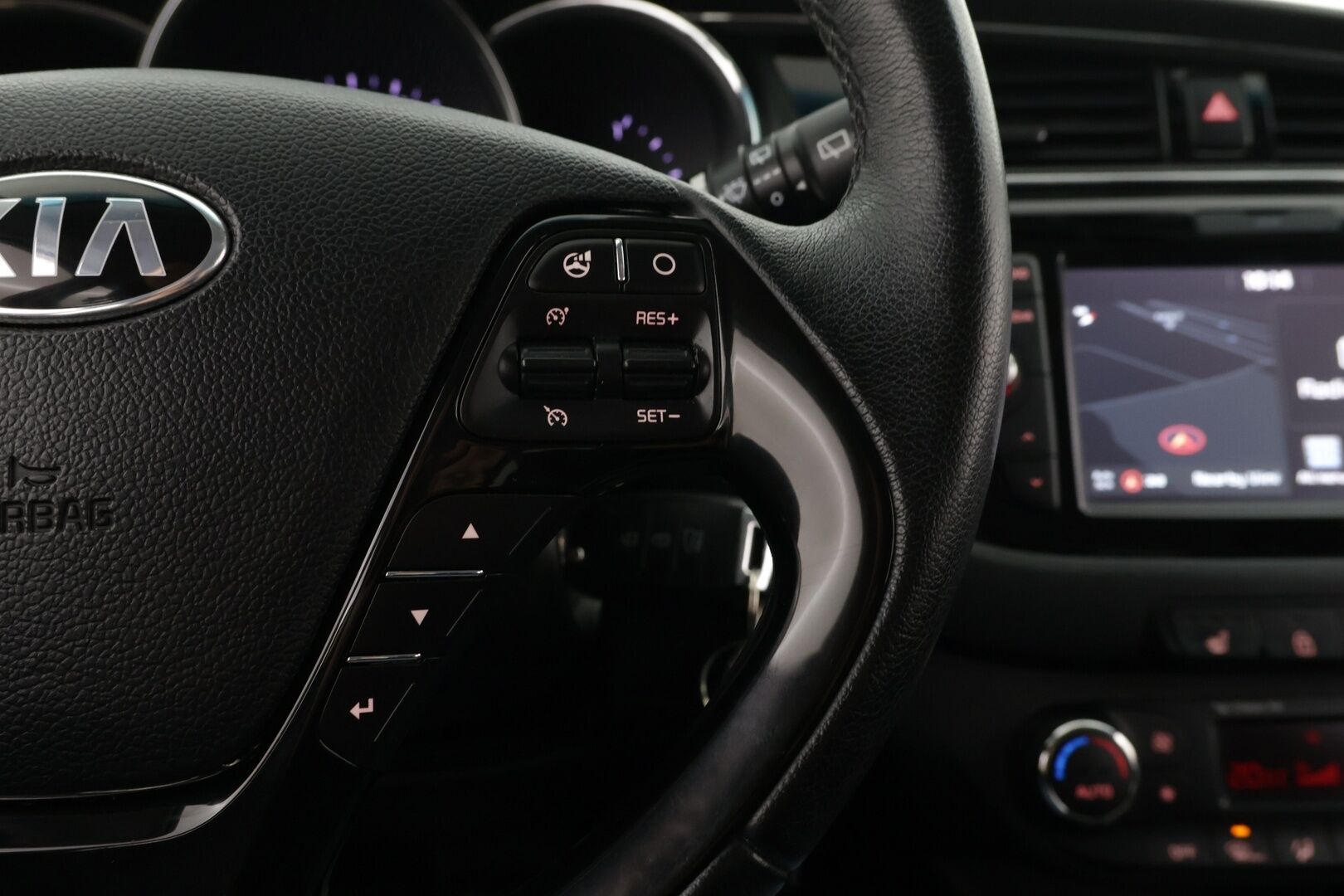 Kia cee'd 2017 1,6 EX SW DCT A/T / Vakkari / P-kamera / Lohko+sisälämmitin / Apple&Android / Koukku / Ratinlämmitin / Navi - Suomi-auto / Merkkihuollettu / 2x Aluvanteet / Uudenveroiset nastat, sekä kesärenkaat!