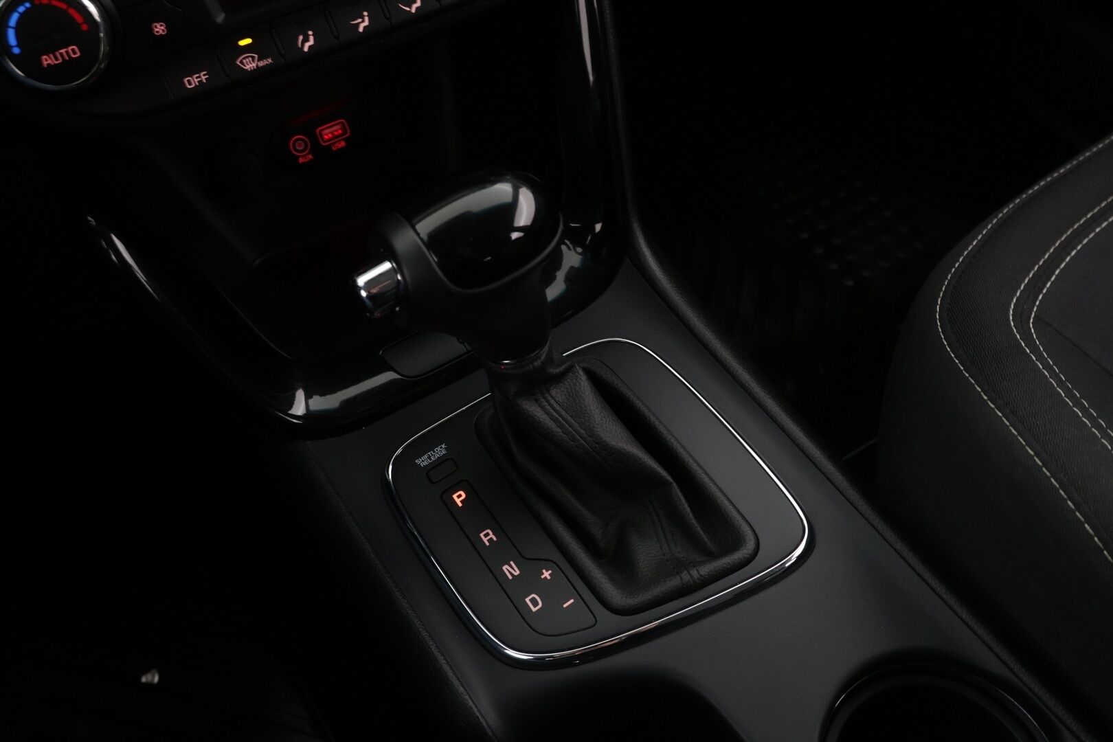 Kia cee'd 2017 1,6 EX SW DCT A/T / Vakkari / P-kamera / Lohko+sisälämmitin / Apple&Android / Koukku / Ratinlämmitin / Navi - Suomi-auto / Merkkihuollettu / 2x Aluvanteet / Uudenveroiset nastat, sekä kesärenkaat!