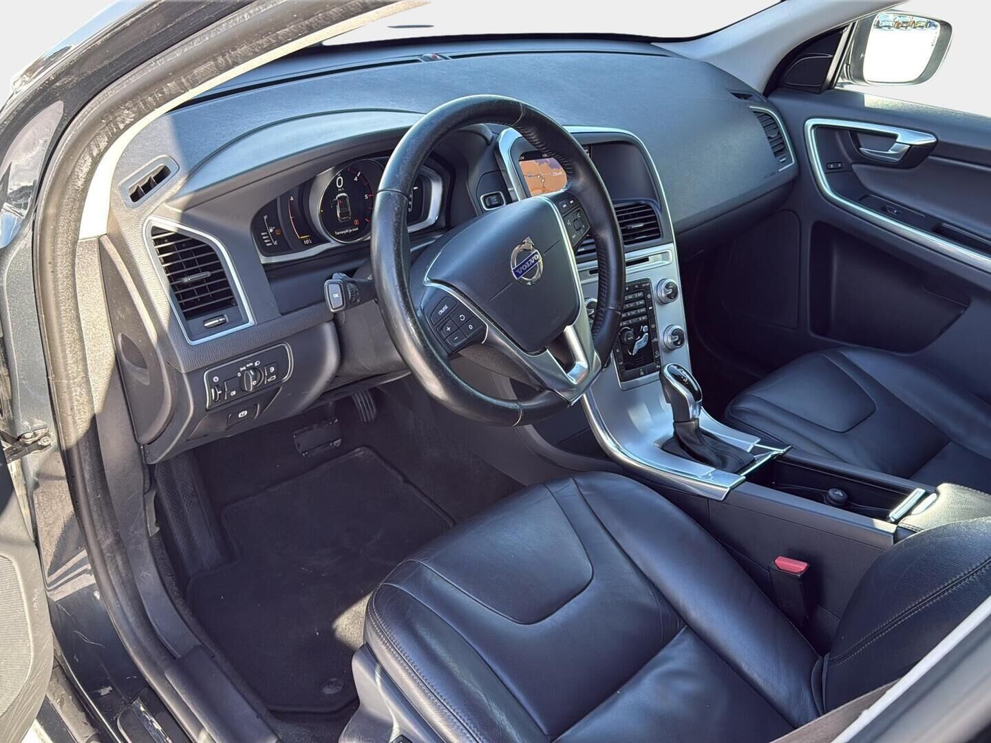 Volvo XC60 2017 D4 AWD Business Classic Summum aut * Webasto / Peruutuskamera / Vetokoukku / Nahkasisusta / Muistipenkki / Digimittari - Suomiauto / 2x Hyvät renkaat aluvantein / Juuri tullut Tampereelle!