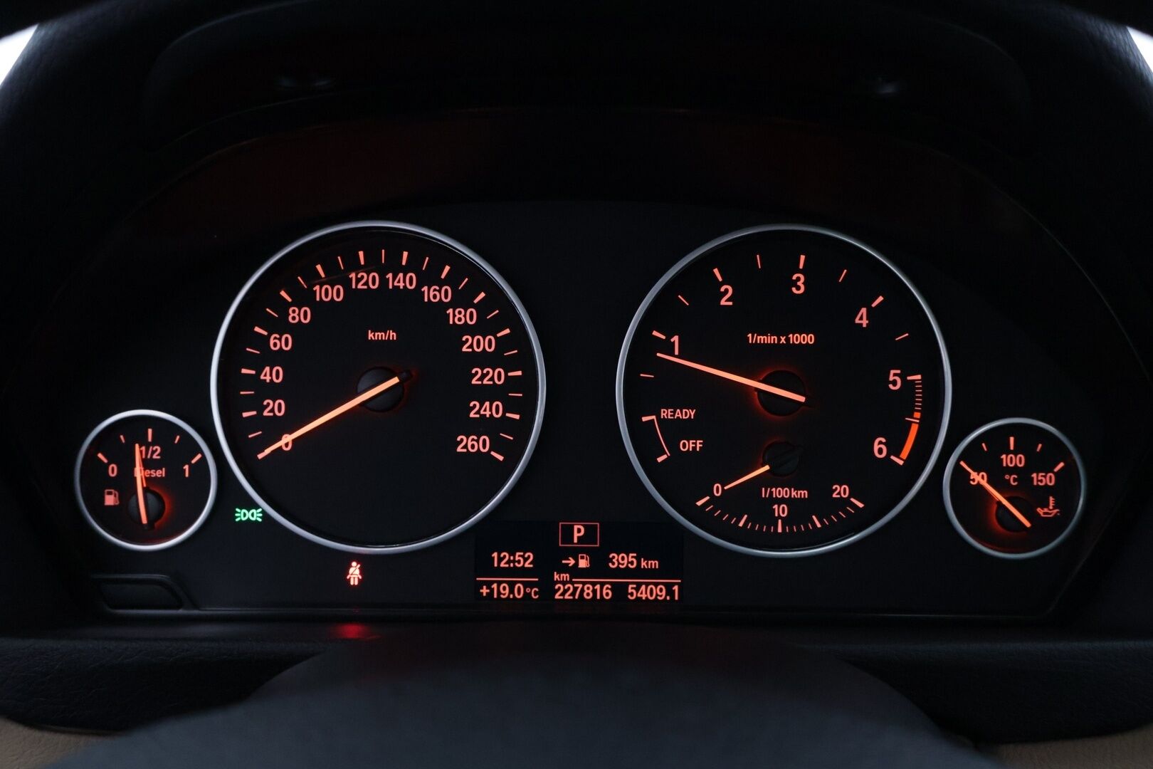 BMW 320 2017 F30 Sedan 320d A xDrive Business Exclusive Edition - Vakkari / Peruutustutka / Vaaleat Sporttinahat / LED-valot / Bluetooth / Aut. Ilmastointi / 2x renkaat / Ratinlämmitin