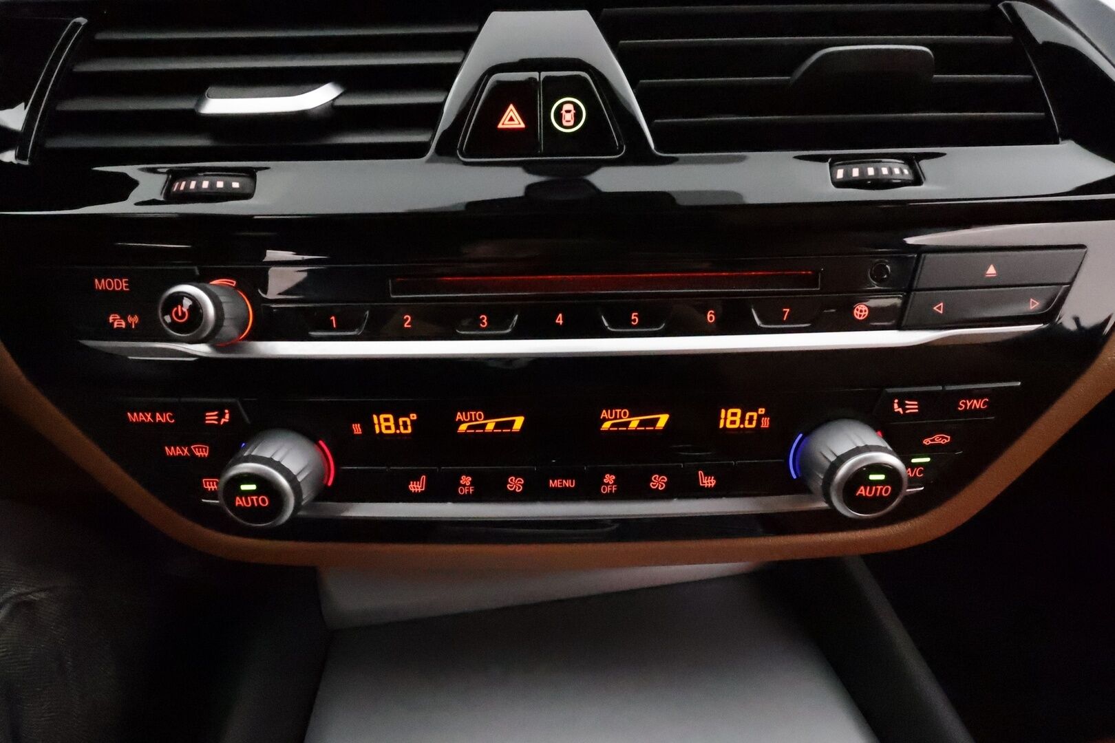 BMW 520 2017 G30 Sedan 520d A Business Comfort **LED / ACC / P.kamera / Sisätilanlämmitin / Konjakki Nahat / HiFI / Kaistavahti** - 2-om Suomi-auto / Kahdet Renkaat / Merkkihuollettu! - HULLUT JOULUT KORKOTARJOUS 2,49% 