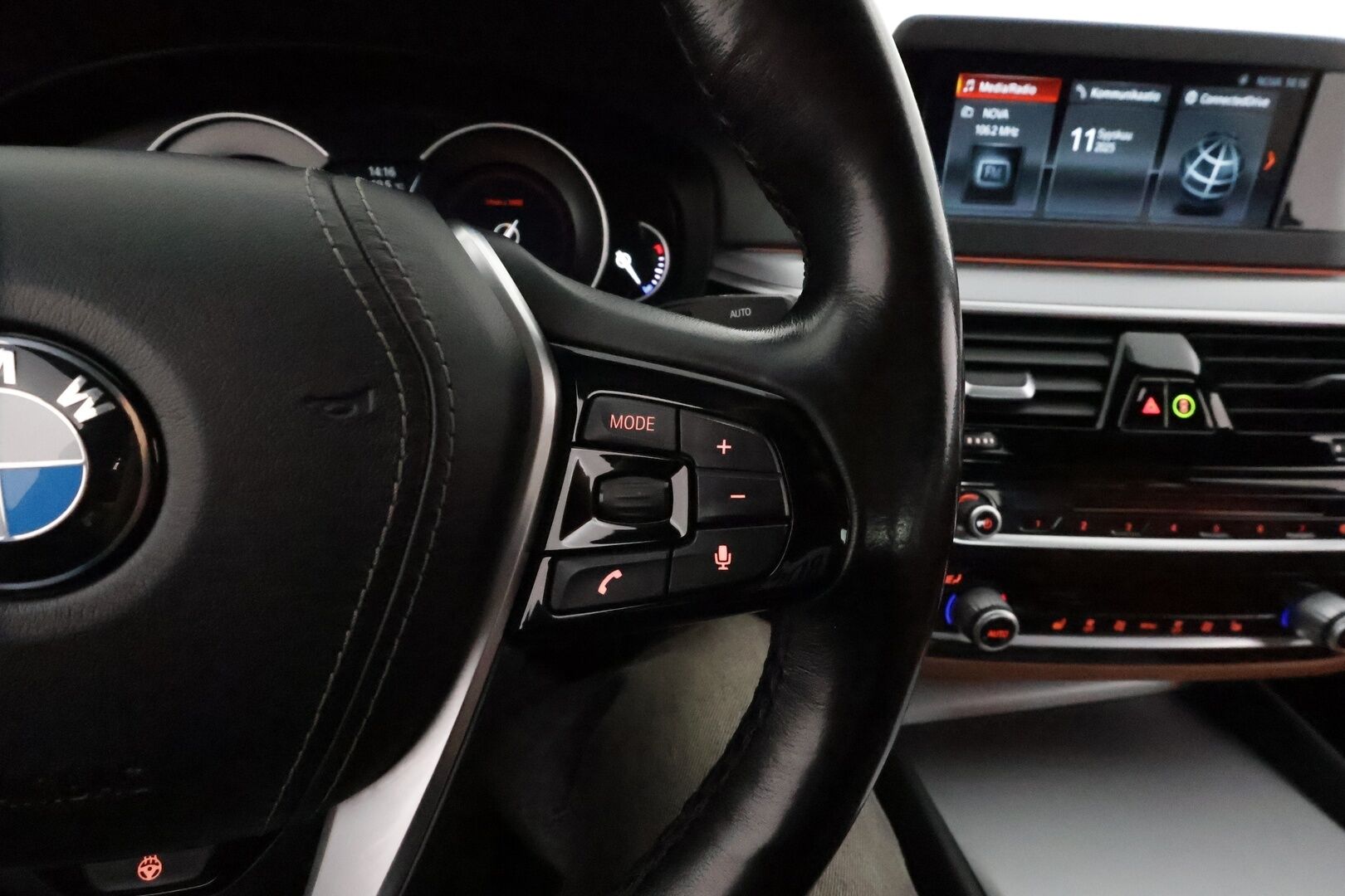 BMW 520 2017 G30 Sedan 520d A Business Comfort **LED / ACC / P.kamera / Sisätilanlämmitin / Konjakki Nahat / HiFI / Kaistavahti** - 2-om Suomi-auto / Kahdet Renkaat / Merkkihuollettu! - HULLUT JOULUT KORKOTARJOUS 2,49% 