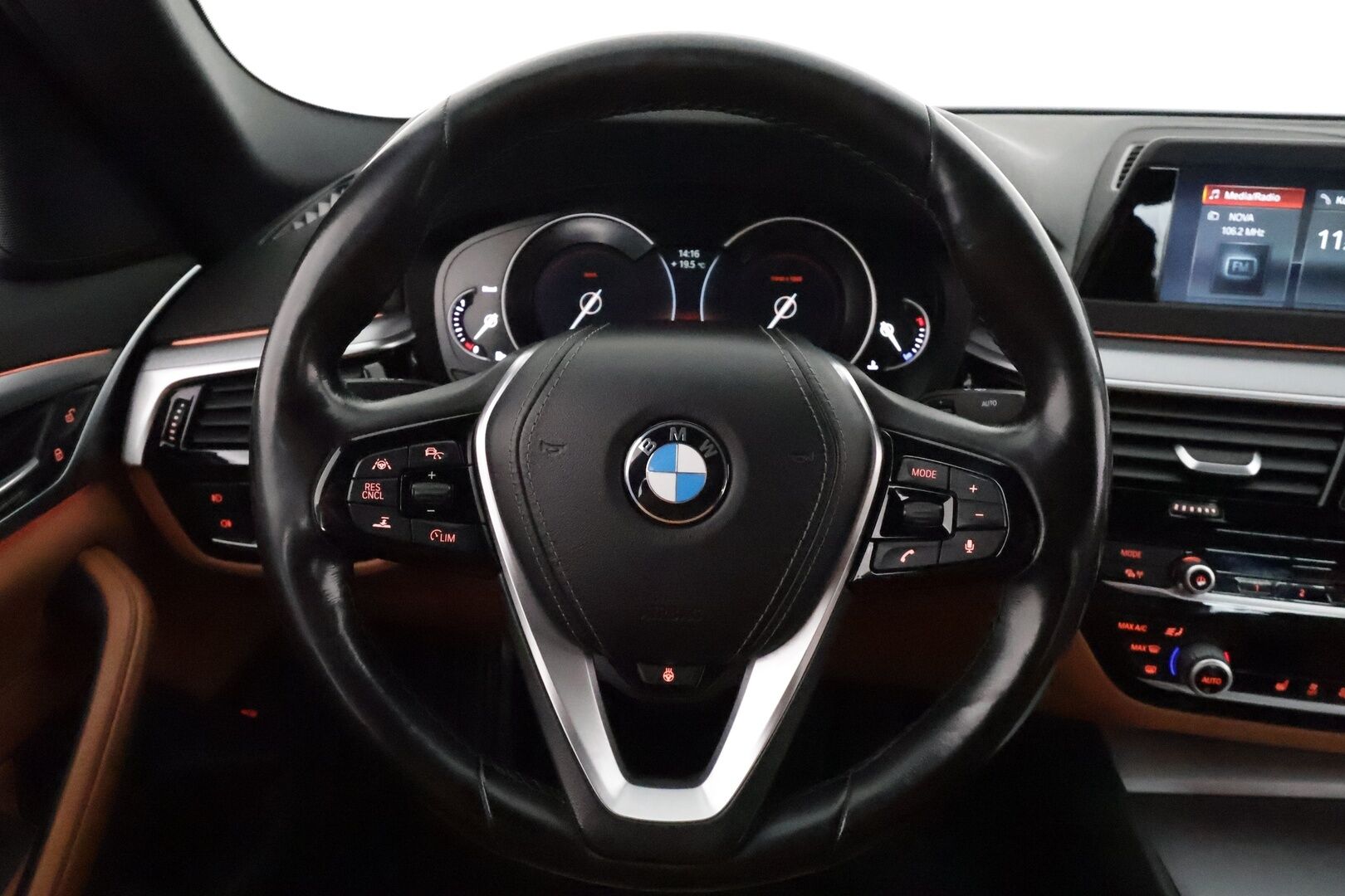 BMW 520 2017 G30 Sedan 520d A Business Comfort **LED / ACC / P.kamera / Sisätilanlämmitin / Konjakki Nahat / HiFI / Kaistavahti** - 2-om Suomi-auto / Kahdet Renkaat / Merkkihuollettu!