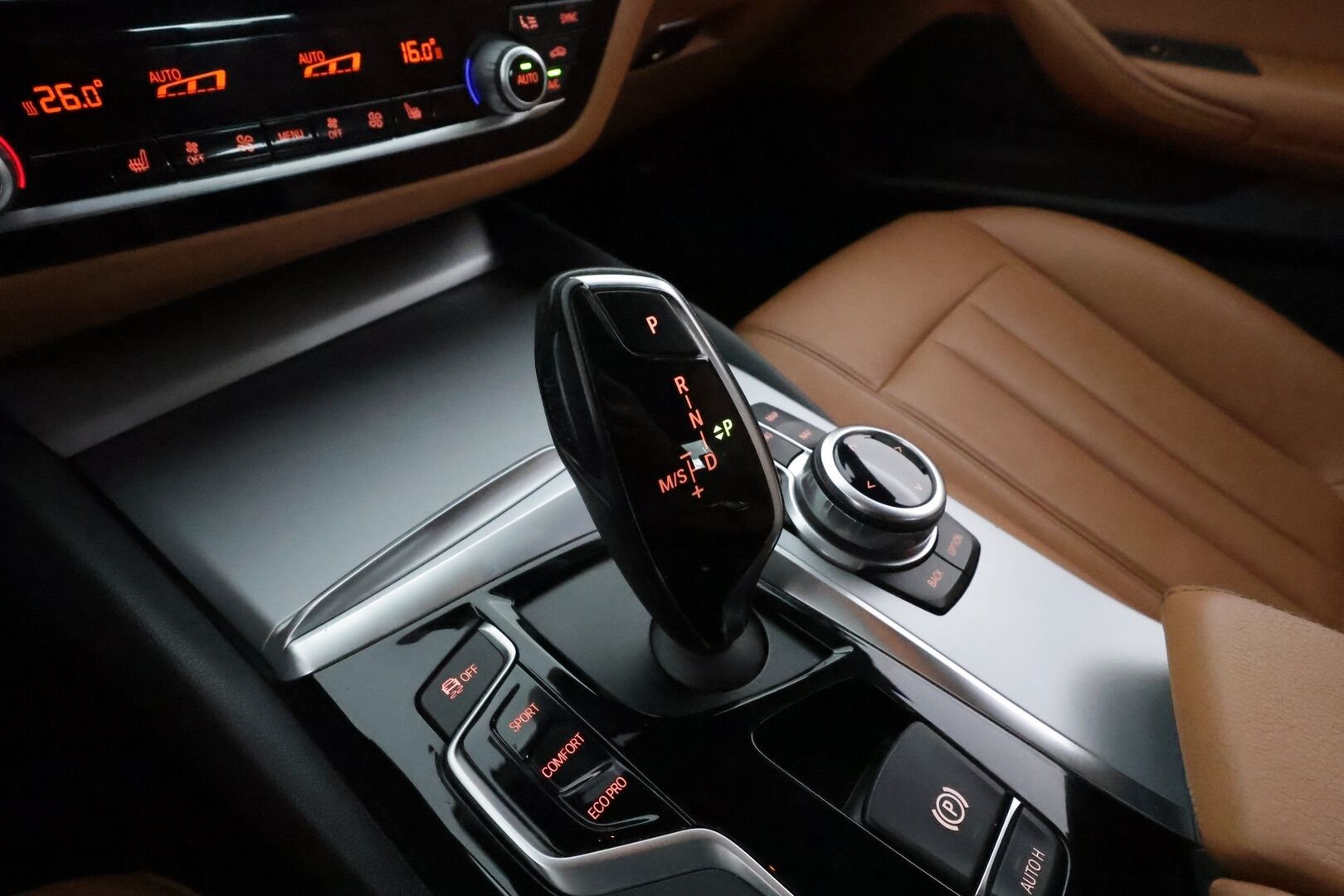 BMW 520 2017 G30 Sedan 520d A Business Comfort **LED / ACC / P.kamera / Sisätilanlämmitin / Konjakki Nahat / HiFI / Kaistavahti** - 2-om Suomi-auto / Kahdet Renkaat / Merkkihuollettu! - HULLUT JOULUT KORKOTARJOUS 2,49% 