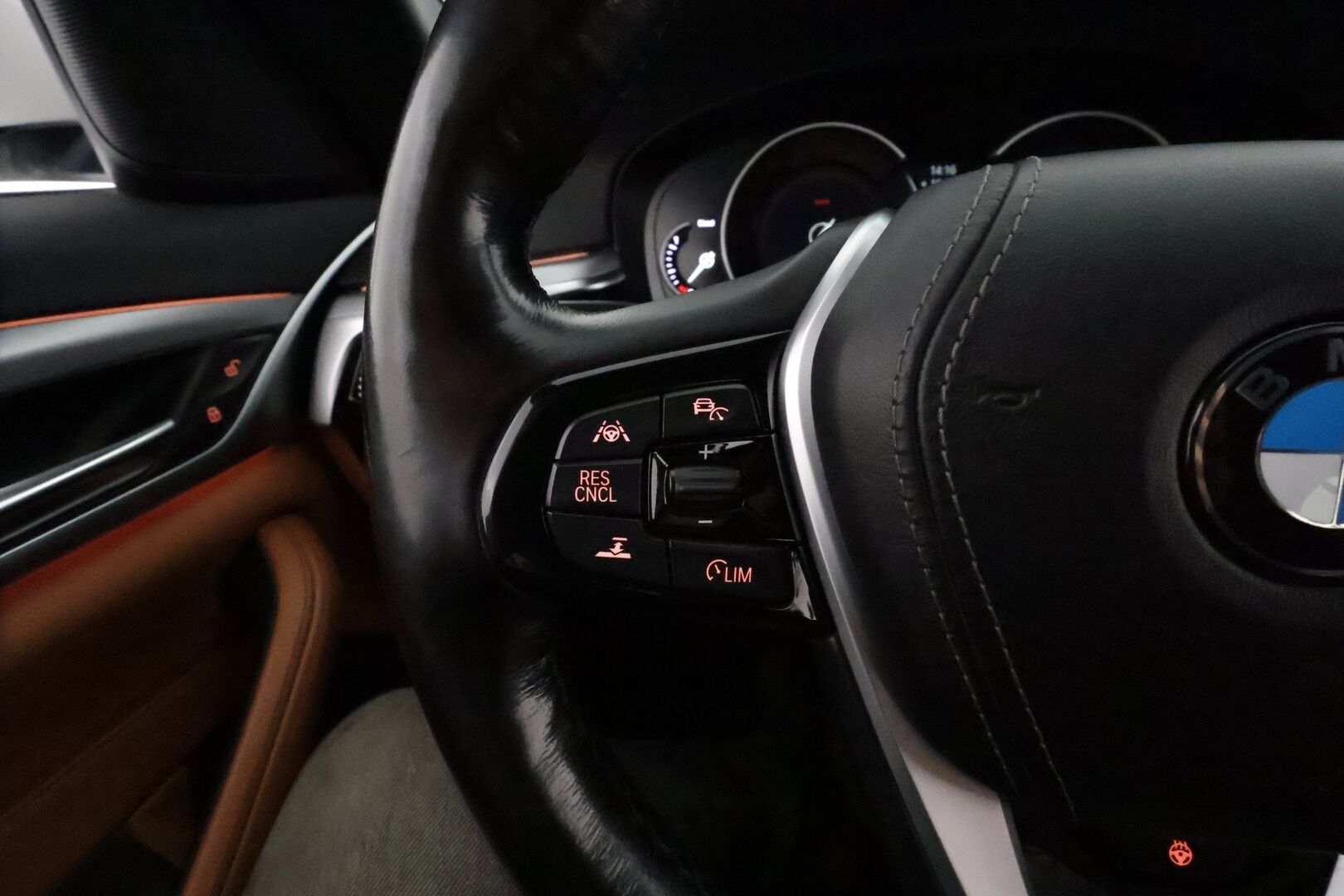 BMW 520 2017 G30 Sedan 520d A Business Comfort **LED / ACC / P.kamera / Sisätilanlämmitin / Konjakki Nahat / HiFI / Kaistavahti** - 2-om Suomi-auto / Kahdet Renkaat / Merkkihuollettu! - HULLUT JOULUT KORKOTARJOUS 2,49% 