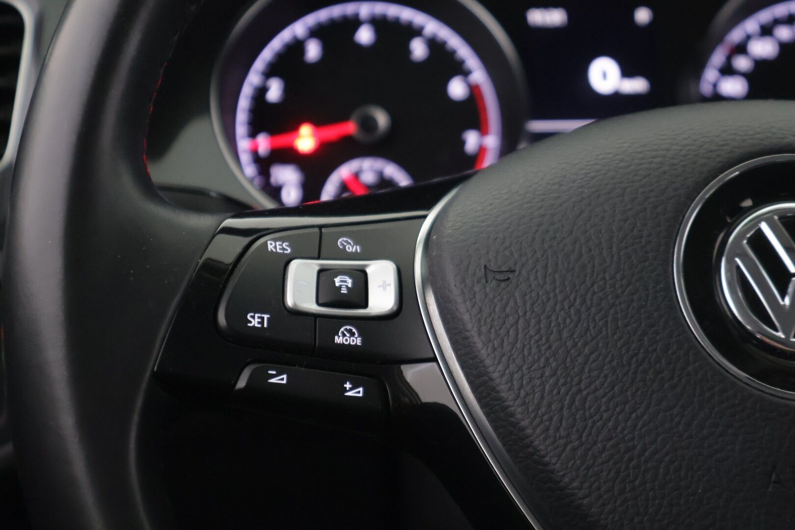 Volkswagen Golf 2017 Comfortline 1,0 TSI 81 kW (110 hv) DSG *Facelift / ACC / P-Kamera / Tutkat / Apple&Android * - *Suomi-auto / Taloudellinen ja mukava käyttis / Jakohihna vaihdettu 07/24 *