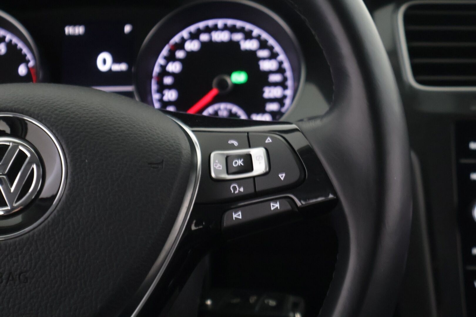 Volkswagen Golf 2017 Comfortline 1,0 TSI 81 kW (110 hv) DSG *Facelift / ACC / P-Kamera / Tutkat / Apple&Android * - *Suomi-auto / Taloudellinen ja mukava käyttis / Jakohihna vaihdettu 07/24 *