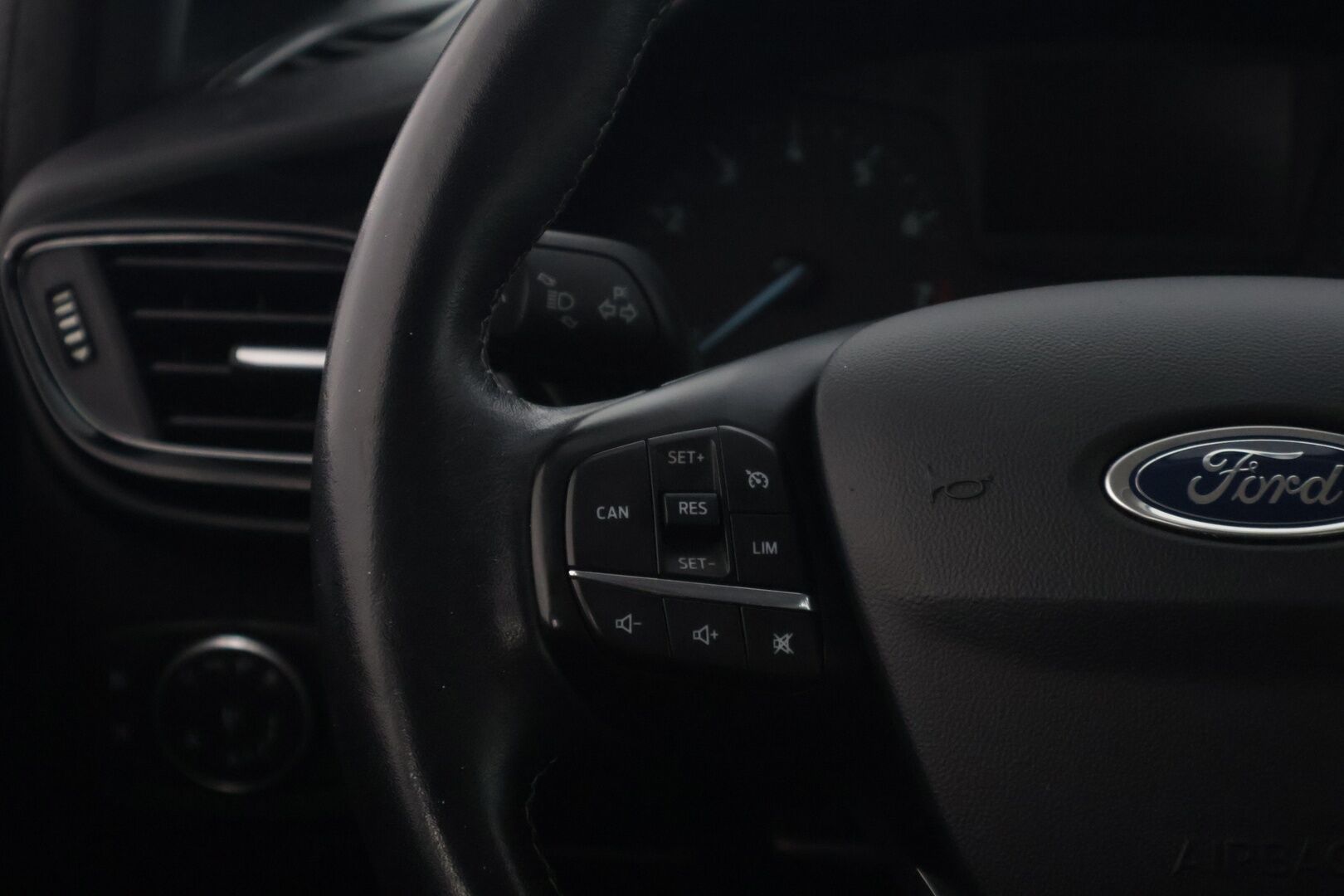 Ford Fiesta 2017 1,1 85hv M5 Titanium 5-ovinen * Lämmitettävä tuulilasi / Ratinlämmitin / P. Tutka / Vakkari / Bluetooth * - Suomi-auto / Lohkolämmitin / Kahdet renkaat Fordin alumiinivanteilla