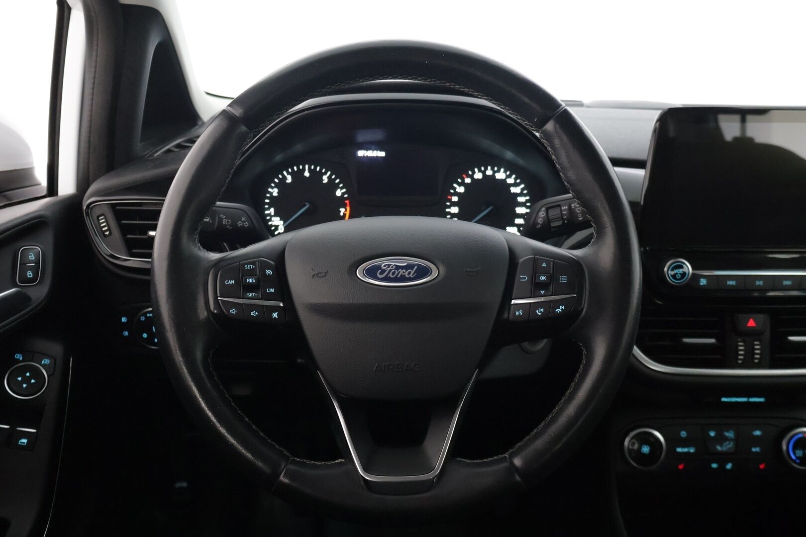 Ford Fiesta 2017 1,1 85hv M5 Titanium 5-ovinen * Lämmitettävä tuulilasi / Ratinlämmitin / P. Tutka / Vakkari / Bluetooth * - Suomi-auto / Lohkolämmitin / Kahdet renkaat Fordin alumiinivanteilla