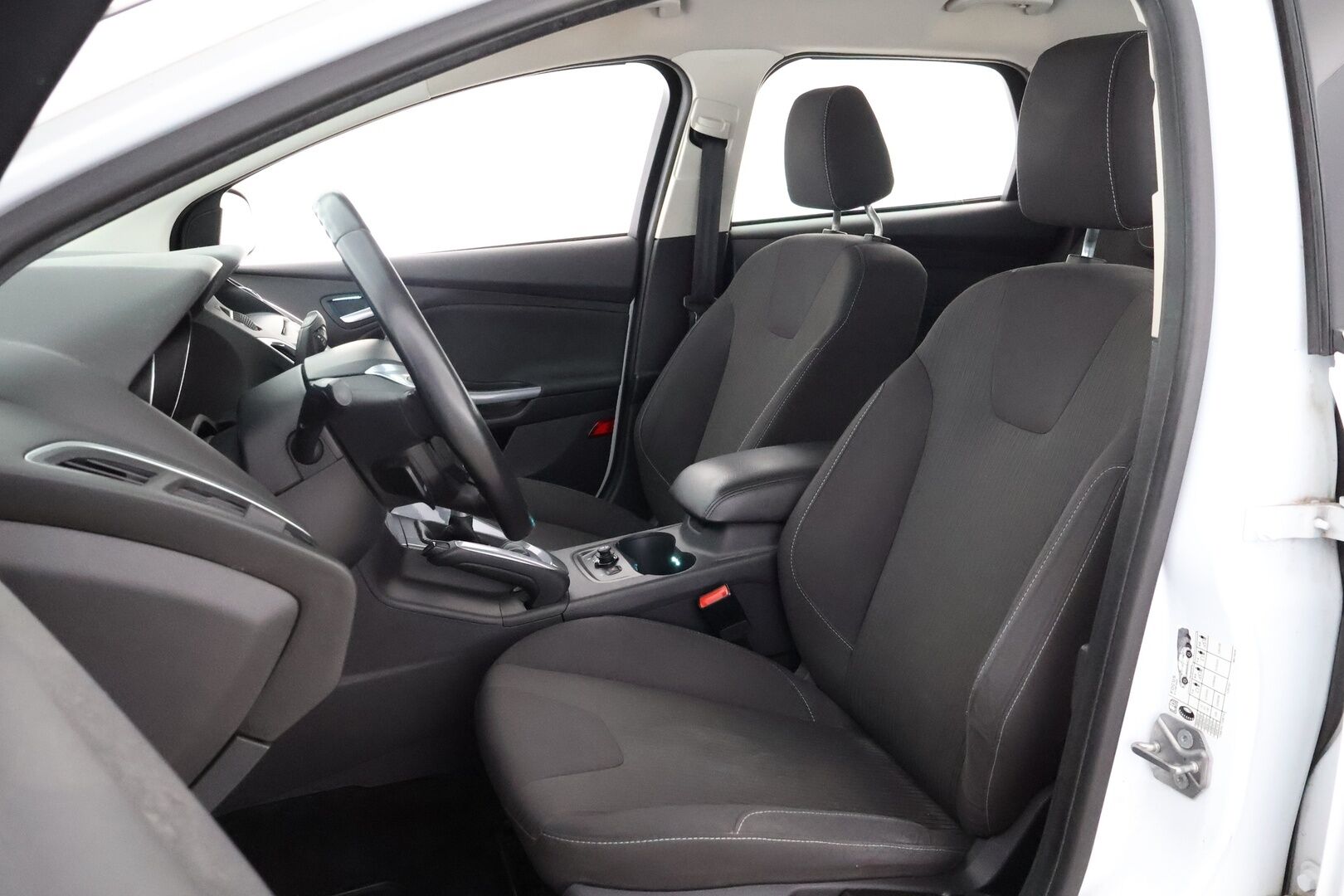 Ford Focus 2011 FOCUS Farmari (AC) 4ov 1560cm3 *MYYDÄÄN HUUTOKAUPAT.COM*