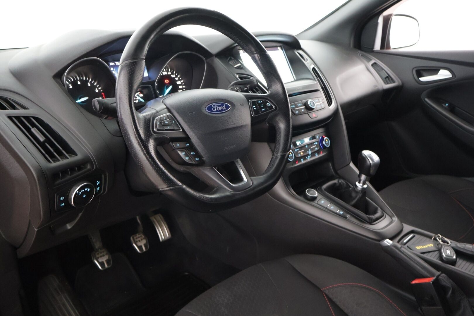 Ford Focus 2018 1,0 EcoBoost 125 hv Start/Stop M6 ST-Line **Navi / Android ja apple auto / Vakkari / Tutkat / lohko** - Kahdet renkaat aluilla / Huoltokirja