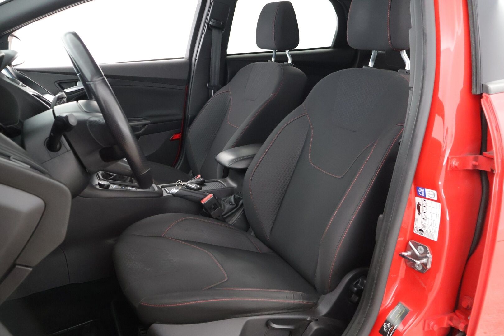 Ford Focus 2018 1,0 EcoBoost 125 hv Start/Stop M6 ST-Line **Navi / Android ja apple auto / Vakkari / Tutkat / lohko** - Kahdet renkaat aluilla / Huoltokirja