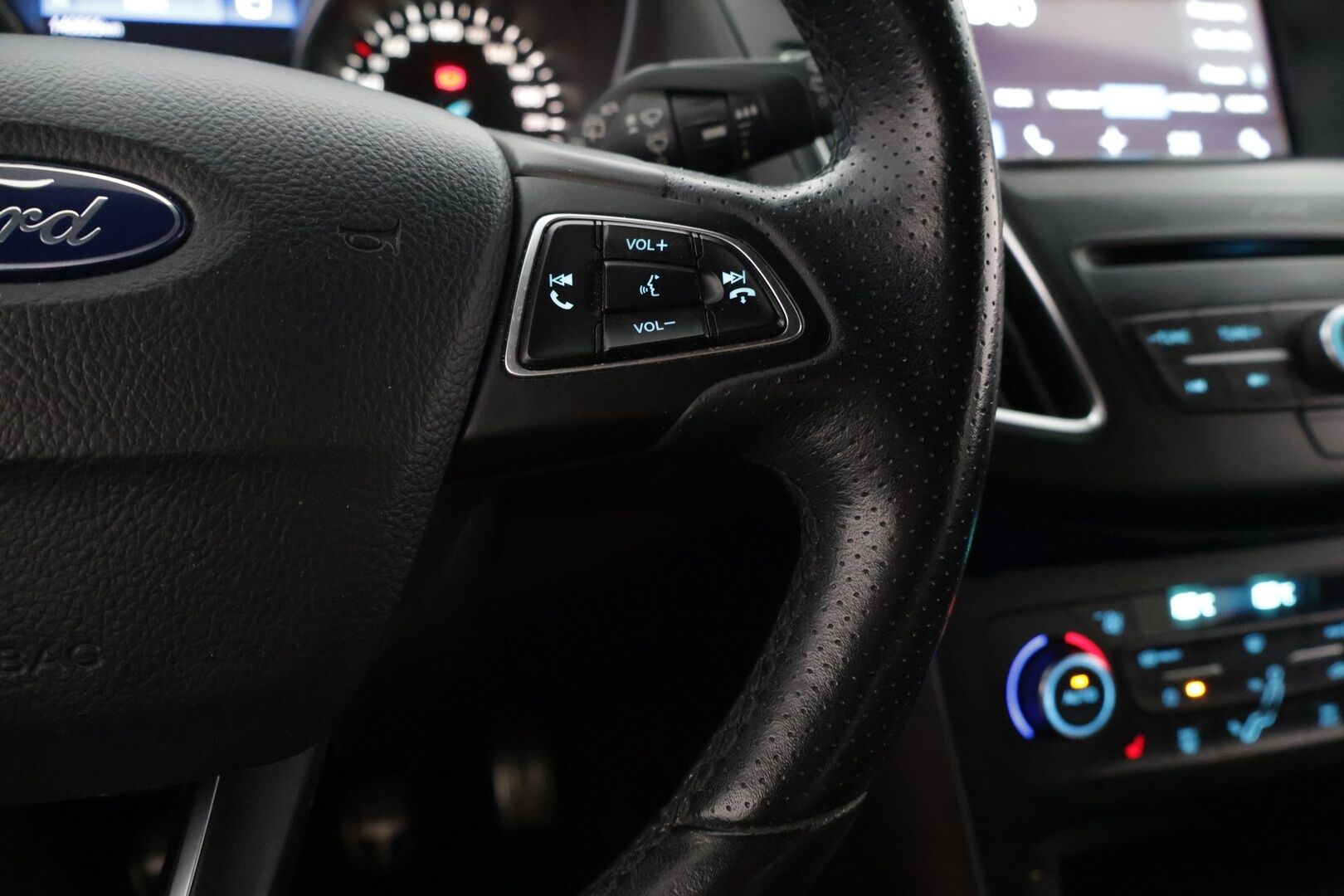 Ford Focus 2018 1,0 EcoBoost 125 hv Start/Stop M6 ST-Line **Navi / Android ja apple auto / Vakkari / Tutkat / lohko** - Kahdet renkaat aluilla / Huoltokirja