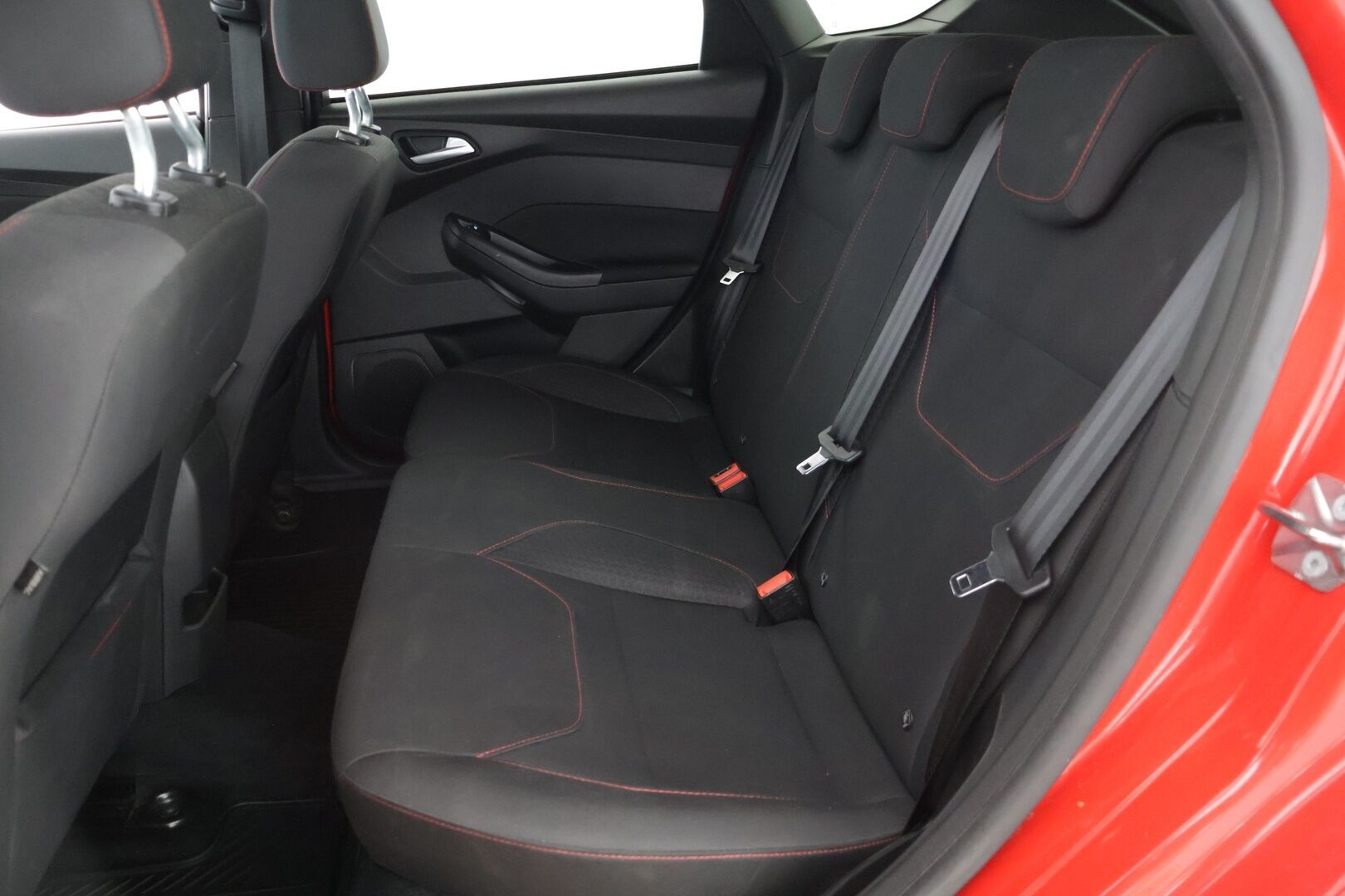 Ford Focus 2018 1,0 EcoBoost 125 hv Start/Stop M6 ST-Line **Navi / Android ja apple auto / Vakkari / Tutkat / lohko** - Kahdet renkaat aluilla / Huoltokirja