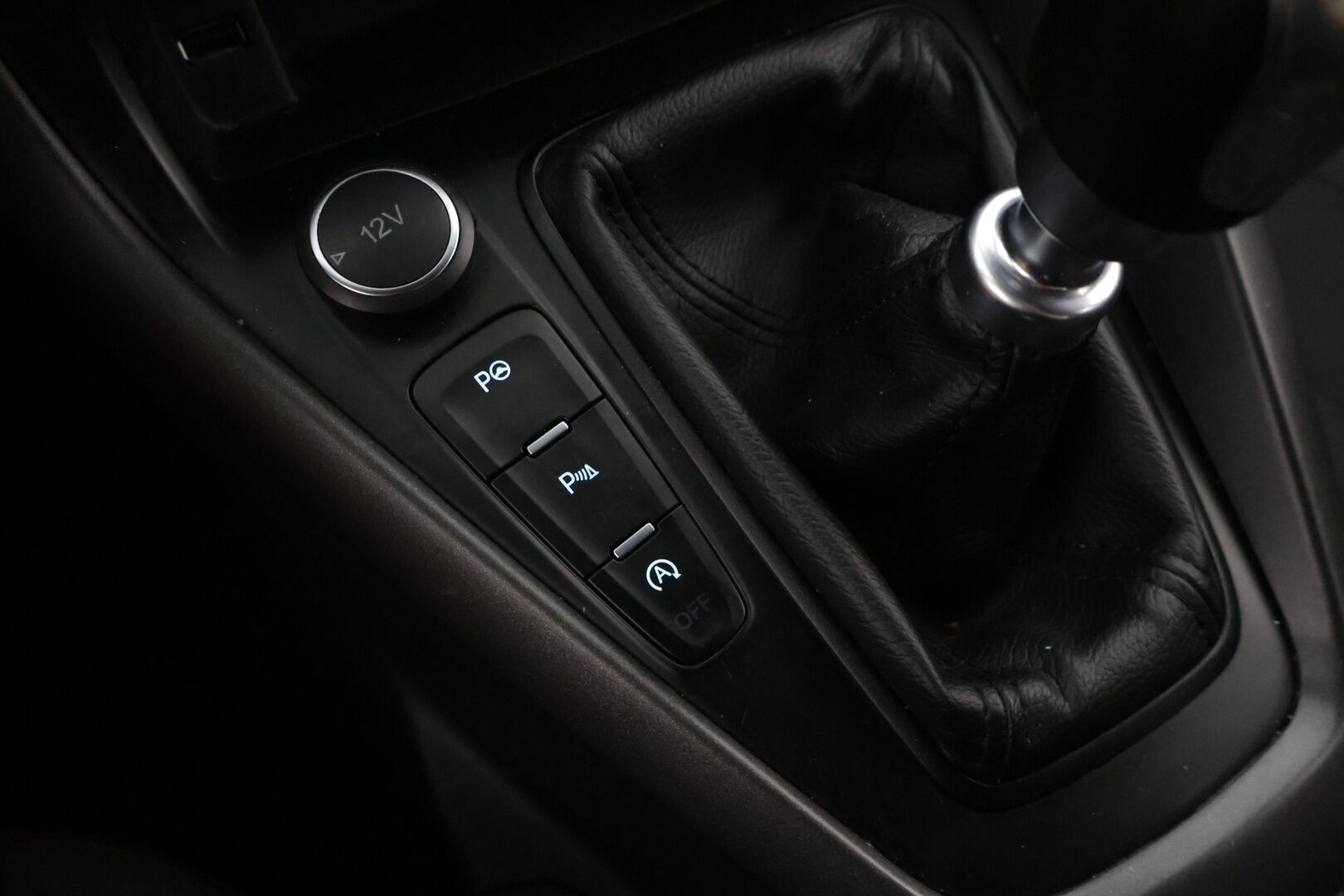 Ford Focus 2018 1,0 EcoBoost 125 hv Start/Stop M6 ST-Line **Navi / Android ja apple auto / Vakkari / Tutkat / lohko** - Kahdet renkaat aluilla / Huoltokirja