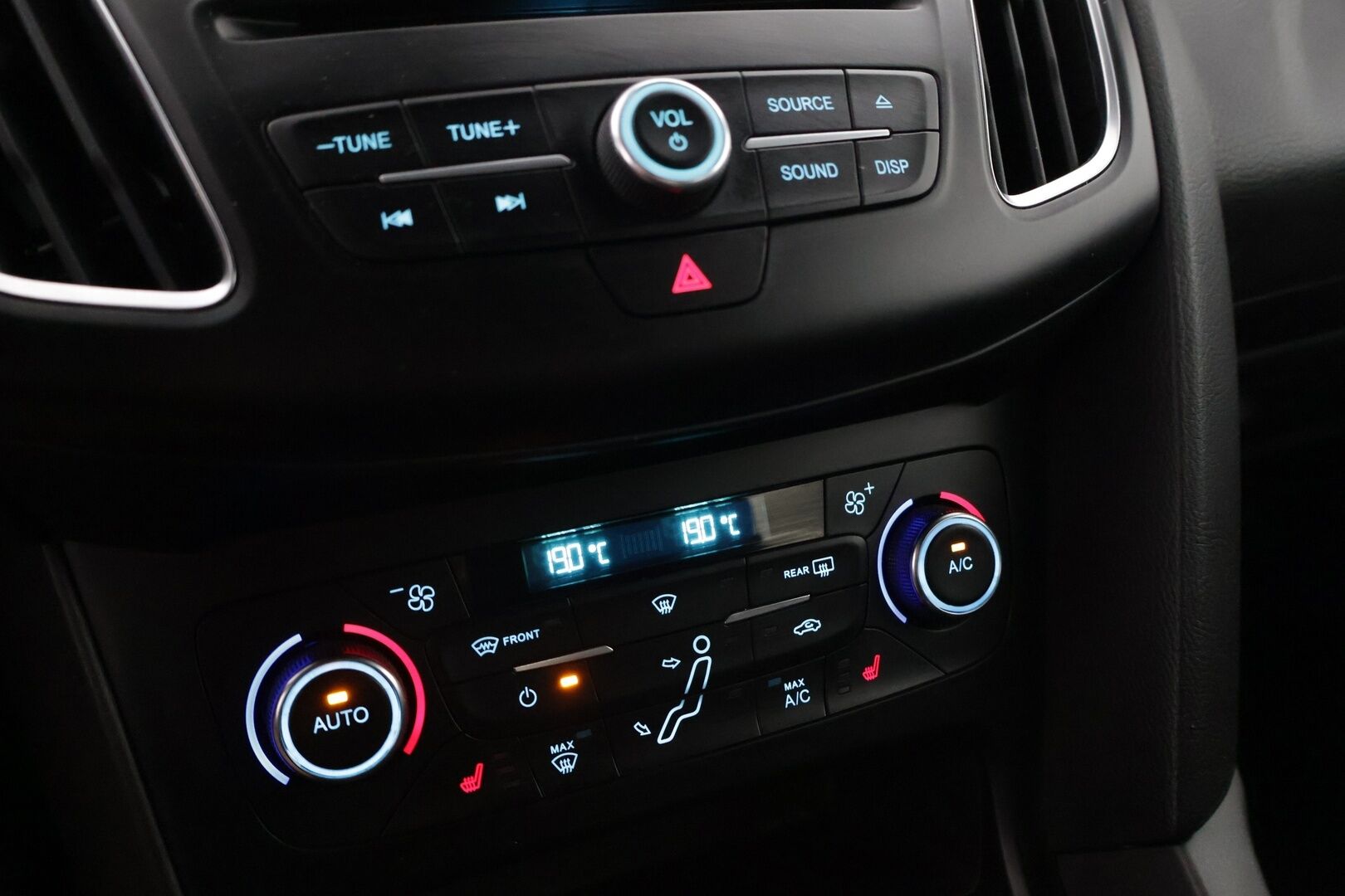 Ford Focus 2018 1,0 EcoBoost 125 hv Start/Stop M6 ST-Line **Navi / Android ja apple auto / Vakkari / Tutkat / lohko** - Kahdet renkaat aluilla / Huoltokirja