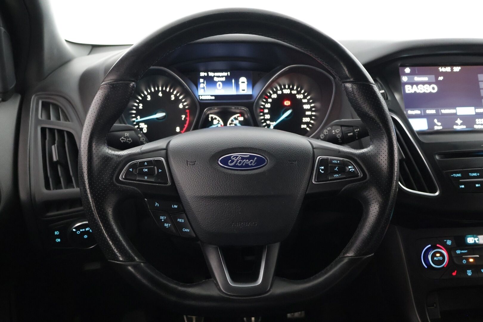 Ford Focus 2018 1,0 EcoBoost 125 hv Start/Stop M6 ST-Line **Navi / Android ja apple auto / Vakkari / Tutkat / lohko** - Kahdet renkaat aluilla / Huoltokirja