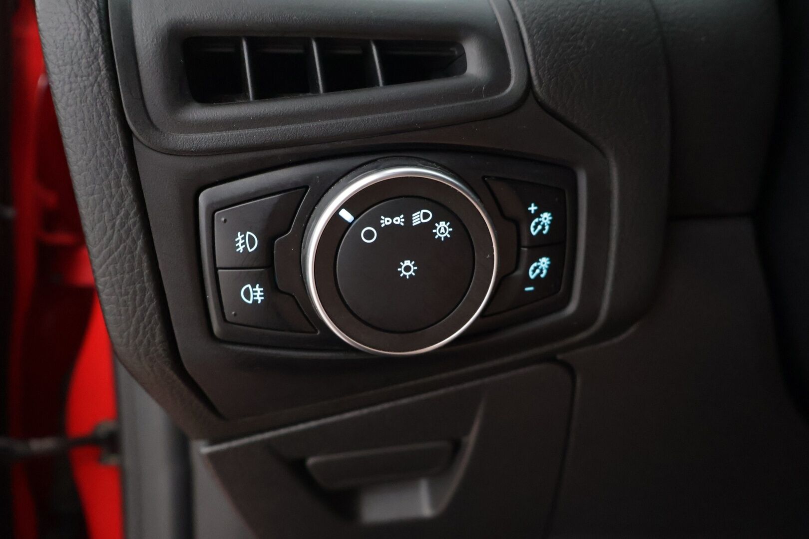 Ford Focus 2018 1,0 EcoBoost 125 hv Start/Stop M6 ST-Line **Navi / Android ja apple auto / Vakkari / Tutkat / lohko** - Kahdet renkaat aluilla / Huoltokirja