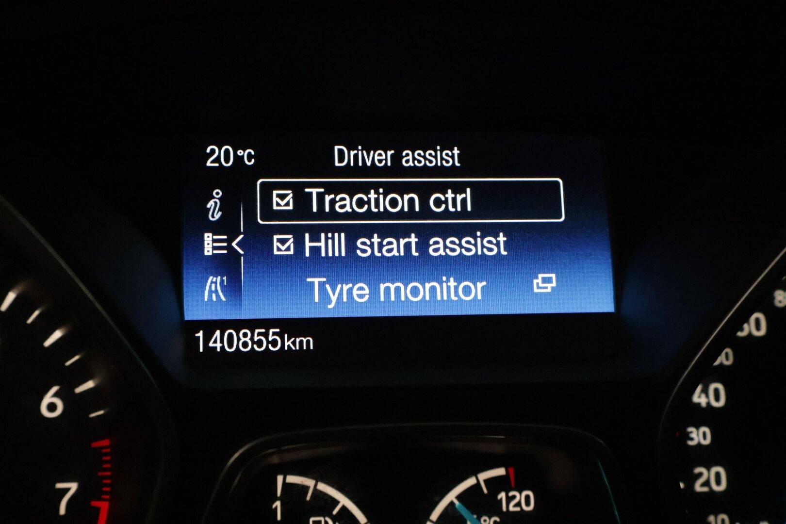 Ford Focus 2018 1,0 EcoBoost 125 hv Start/Stop M6 ST-Line **Navi / Android ja apple auto / Vakkari / Tutkat / lohko** - Kahdet renkaat aluilla / Huoltokirja
