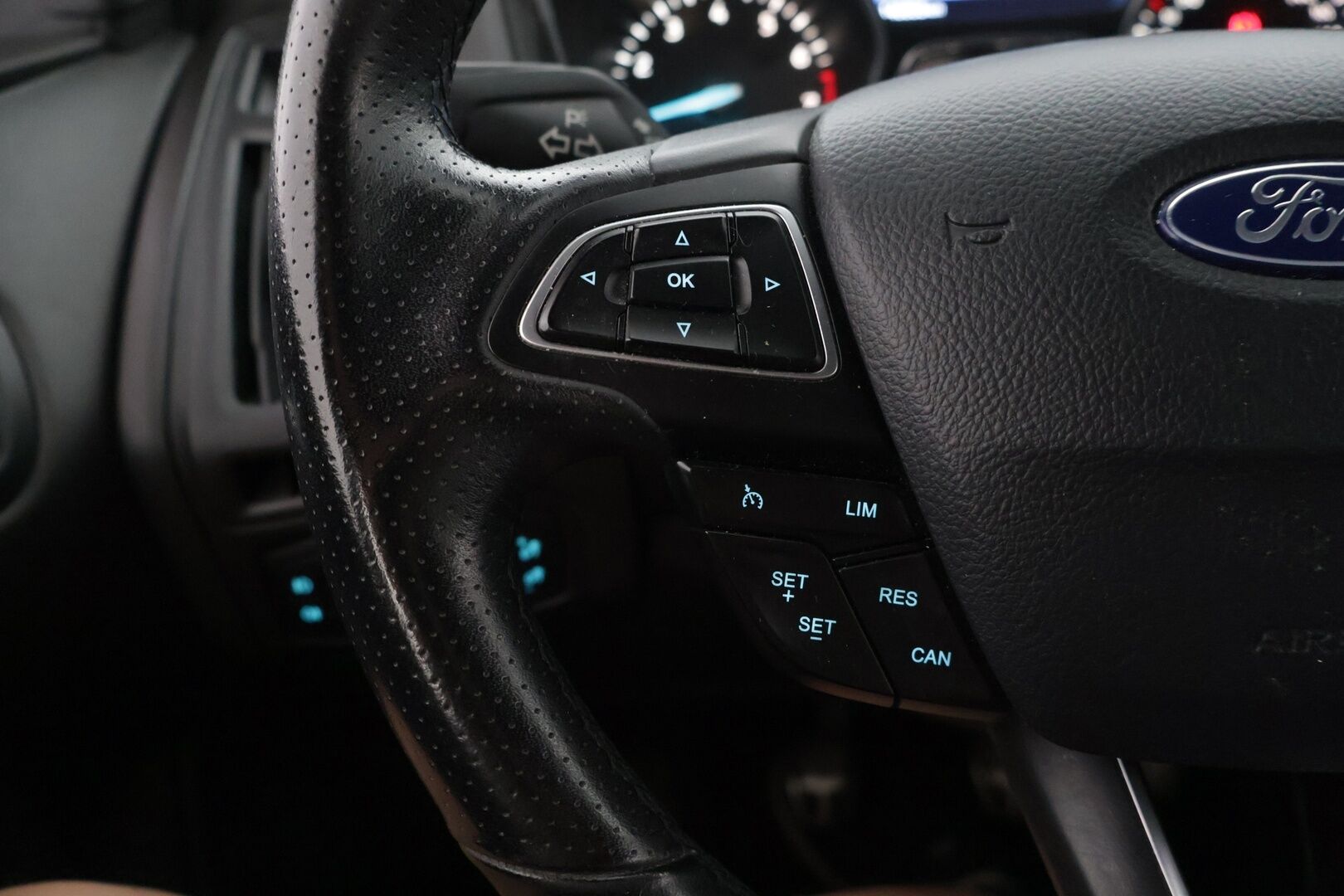 Ford Focus 2018 1,0 EcoBoost 125 hv Start/Stop M6 ST-Line **Navi / Android ja apple auto / Vakkari / Tutkat / lohko** - Kahdet renkaat aluilla / Huoltokirja