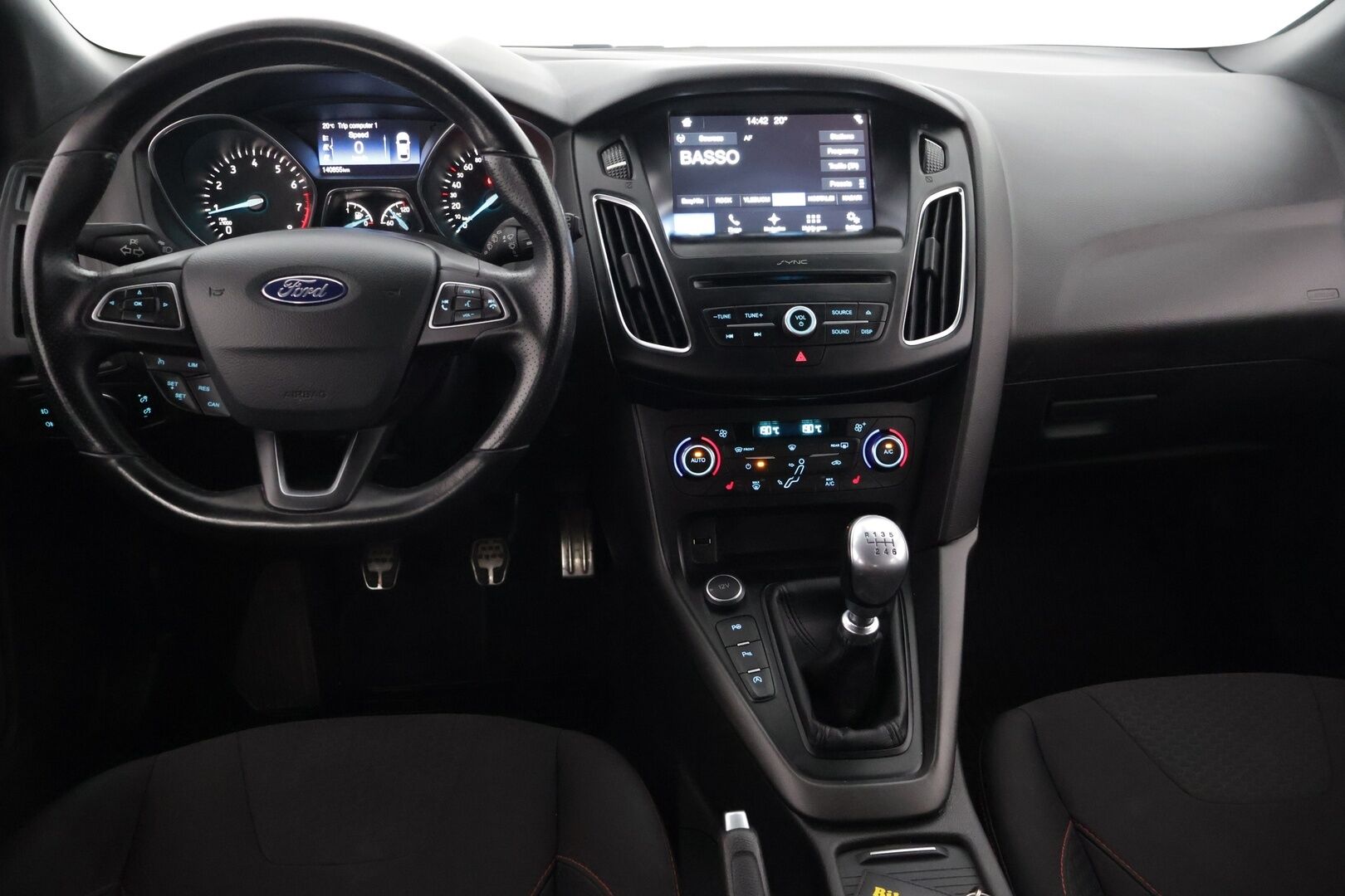 Ford Focus 2018 1,0 EcoBoost 125 hv Start/Stop M6 ST-Line **Navi / Android ja apple auto / Vakkari / Tutkat / lohko** - Kahdet renkaat aluilla / Huoltokirja