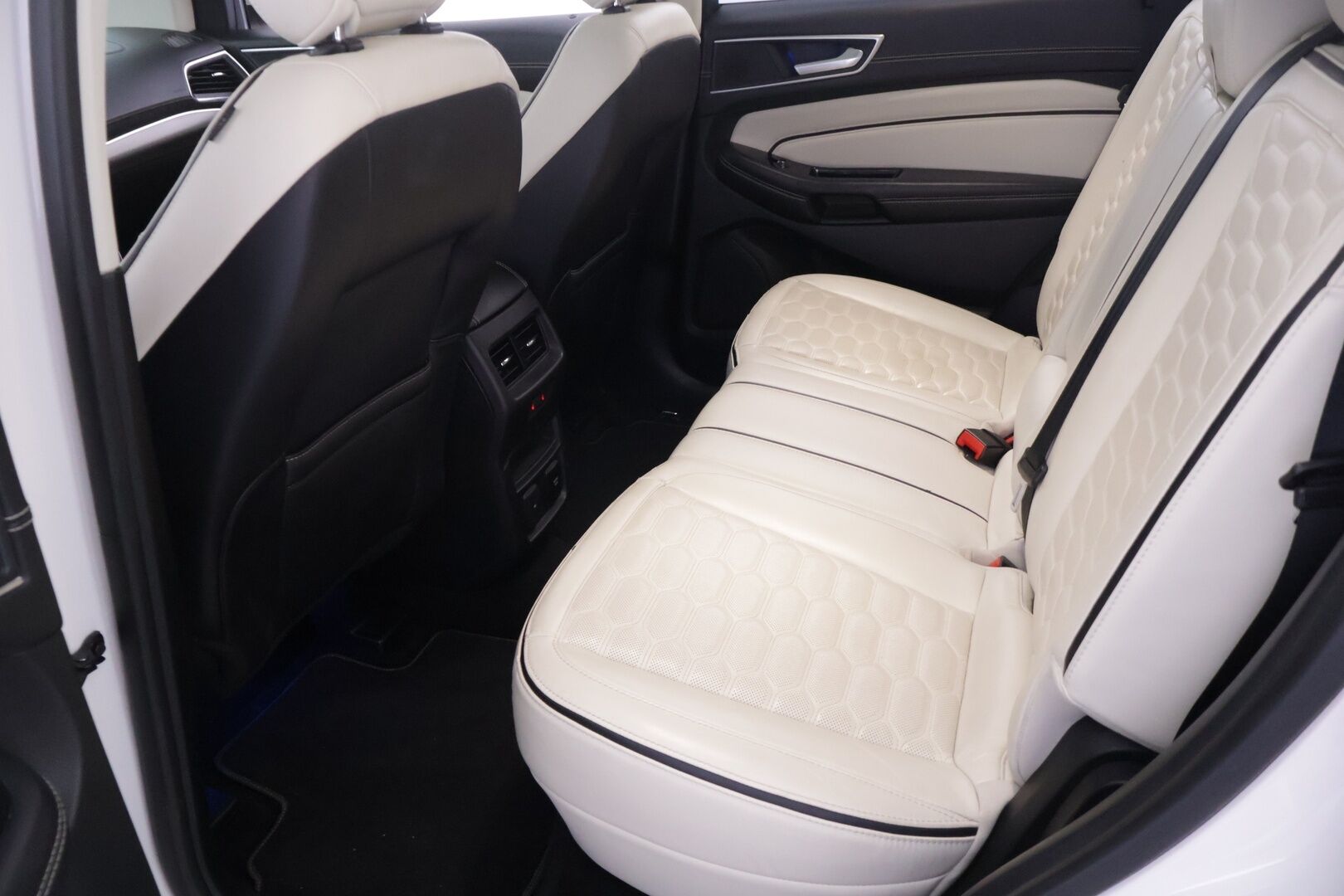 Ford Edge 2018 2,0 TDCi 210hv PowerShift A6 AWD Vignale 5D - | Muistipenkit | Panorama | Ilmastoidut etuistuimet | P. kamera | Webasto | Navi | Vetokoukku l