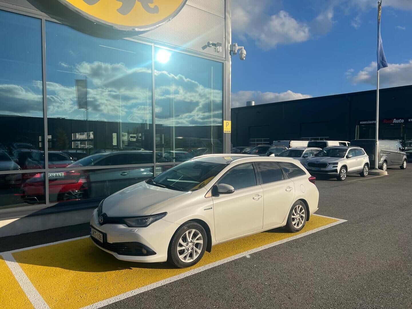 Toyota Auris 2018 Touring Sports 1,8 Hybrid Active Edition - Juuri saapunut | 2 x renkaat | Webasto | Suomi-auto | Kamera | Helmiäis-valkoinen