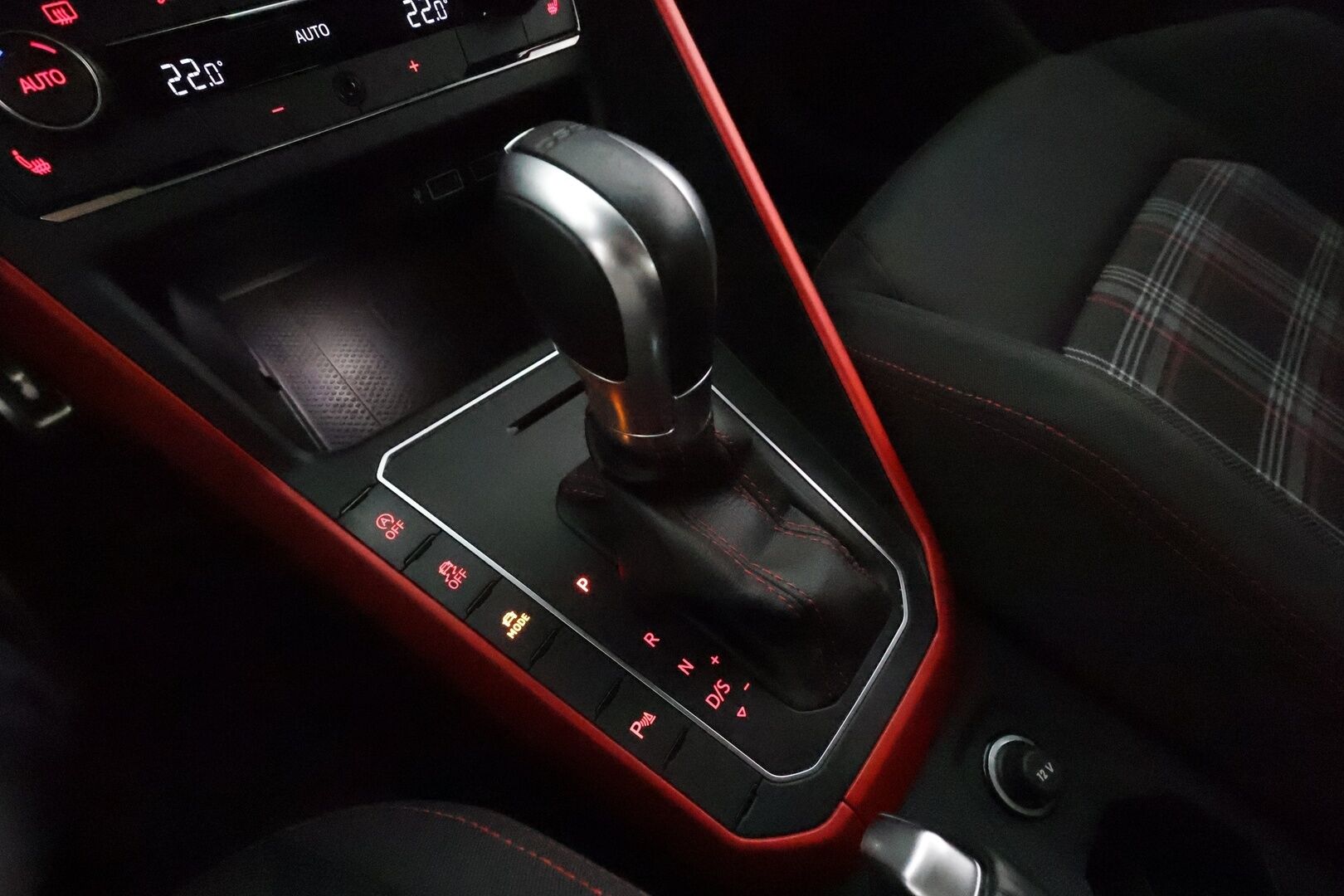 Volkswagen Polo 2018 GTI 2,0 TSI 147 kW DSG **ACC / LED-valot / P.Kamera / Navi / Digimittaristo / Apple&Android** - Suomi-auto / Kahdet Renkaat / Merkkihuollettu!