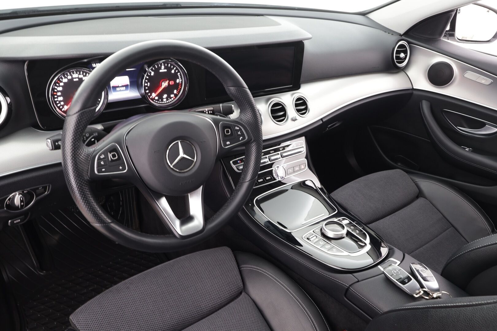 Mercedes-Benz E 2018 200 d T A Edition One Business * Suomi-auto / Vakkari / P.kamera / LED / Navi / Puolinahat / Sähkökontti * - Kahdet renkaat aluvanteilla / Merkkihuollettu / Lohkolämmitin