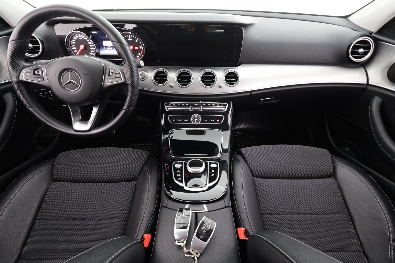 Mercedes-Benz E 2018 200 d T A Edition One Business * Suomi-auto / Vakkari / P.kamera / LED / Navi / Puolinahat / Sähkökontti * - Kahdet renkaat aluvanteilla / Merkkihuollettu - HULLU BLACKWEEK KORKOTARJOUS 2,49%