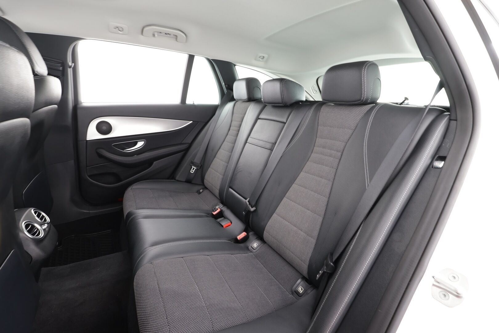 Mercedes-Benz E 2018 200 d T A Edition One Business * Suomi-auto / Vakkari / P.kamera / LED / Navi / Puolinahat / Sähkökontti * - Kahdet renkaat aluvanteilla / Merkkihuollettu - HULLU BLACKWEEK KORKOTARJOUS 2,49%