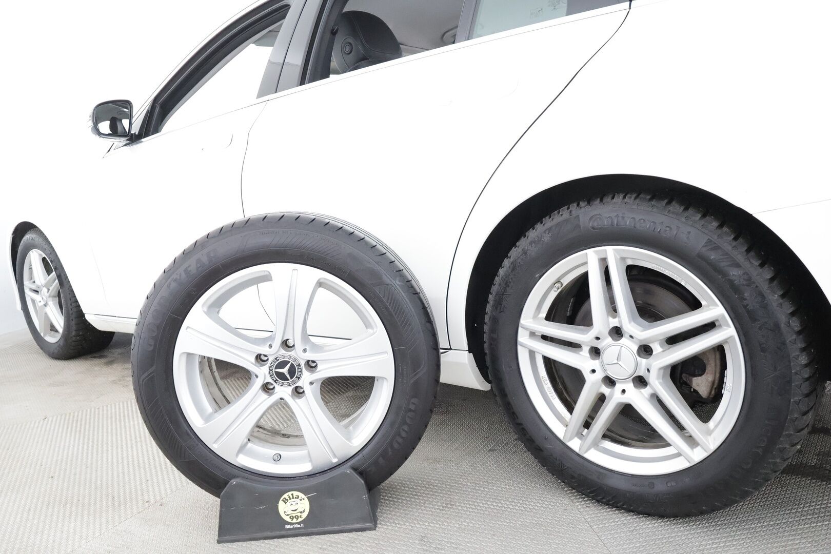 Mercedes-Benz E 2018 200 d T A Edition One Business * Suomi-auto / Vakkari / P.kamera / LED / Navi / Puolinahat / Sähkökontti * - Kahdet renkaat aluvanteilla / Merkkihuollettu - HULLU BLACKWEEK KORKOTARJOUS 2,49%