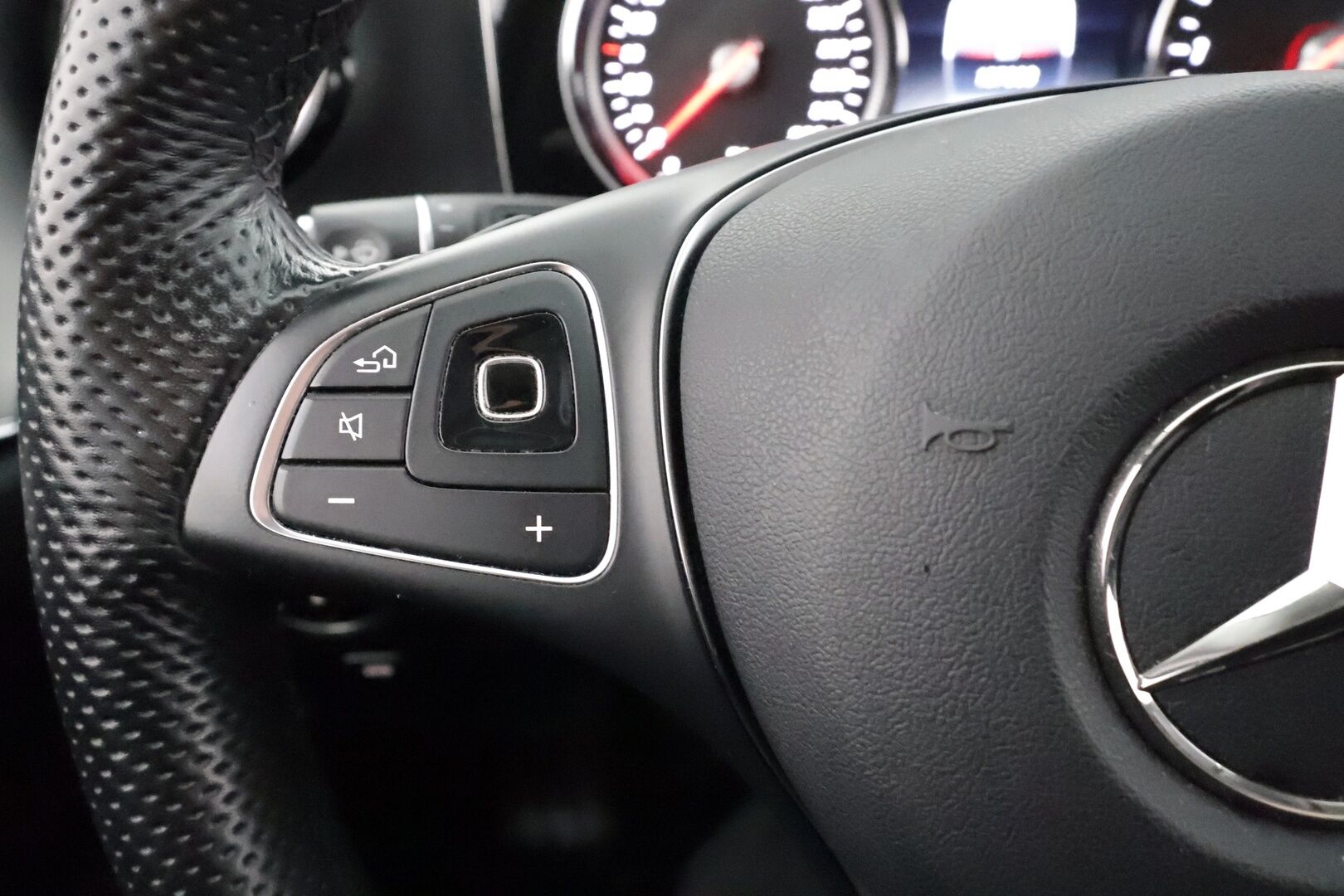 Mercedes-Benz E 2018 200 d T A Edition One Business * Suomi-auto / Vakkari / P.kamera / LED / Navi / Puolinahat / Sähkökontti * - Kahdet renkaat aluvanteilla / Merkkihuollettu - HULLU BLACKWEEK KORKOTARJOUS 2,49%